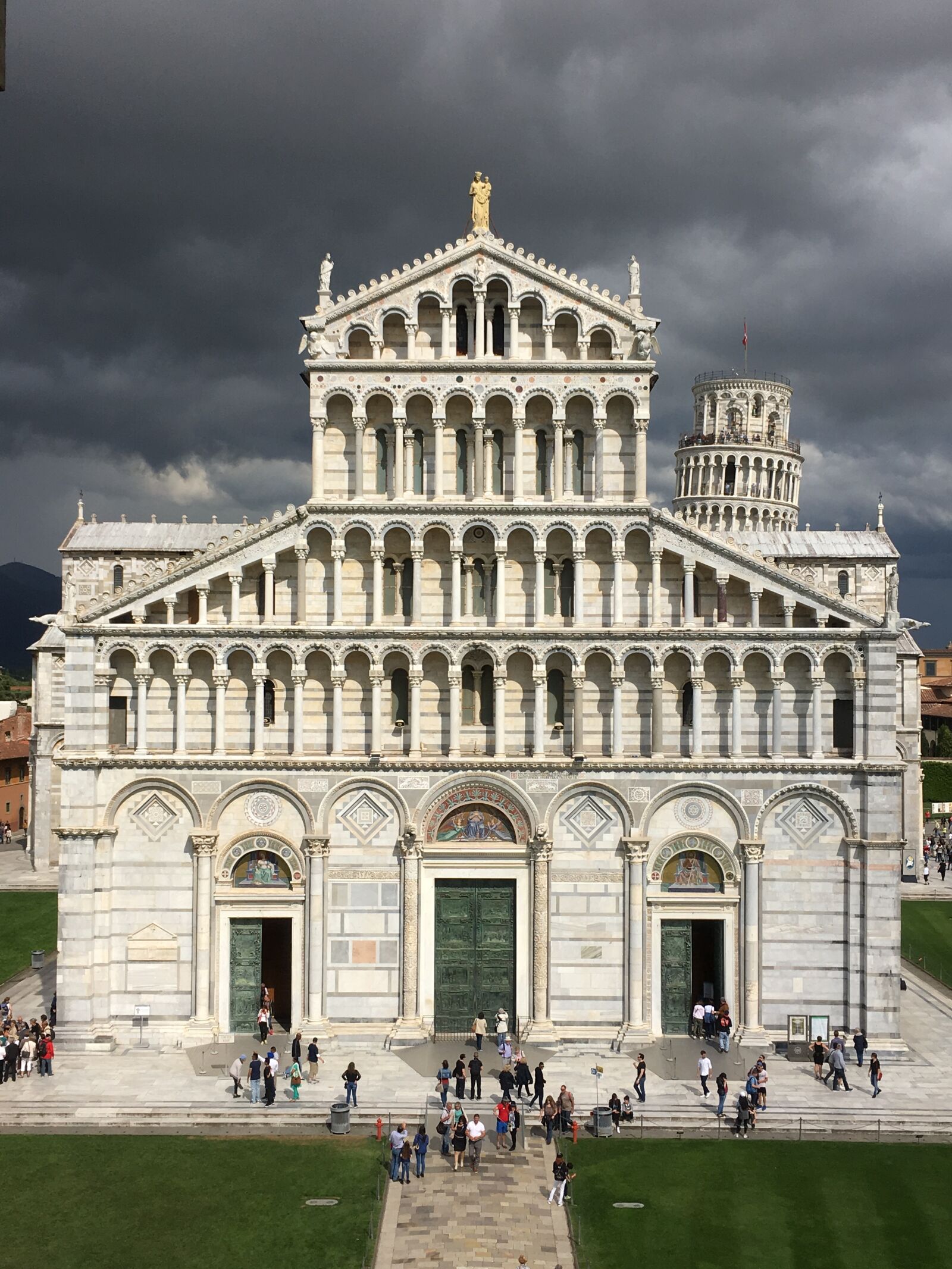 iPhone SE back camera 4.15mm f/2.2 sample photo. Pizza, cathedral, italy photography