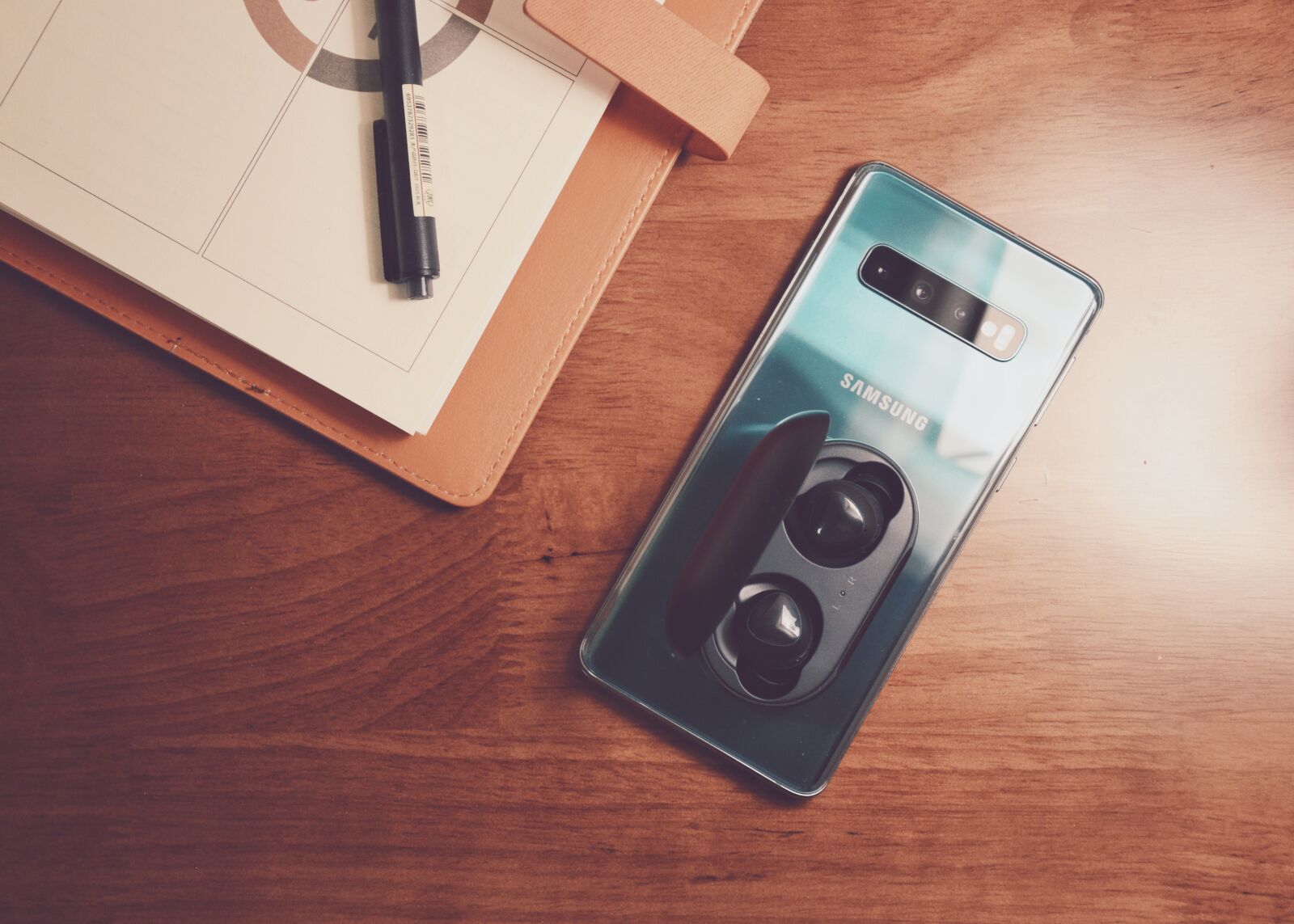 Nikon D7000 sample photo. Mobile, headphones, desktop photography