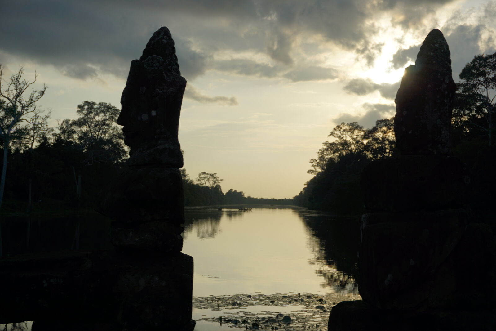 Sony E 16-50mm F3.5-5.6 PZ OSS sample photo. Cambodia, river, statue, sunset photography