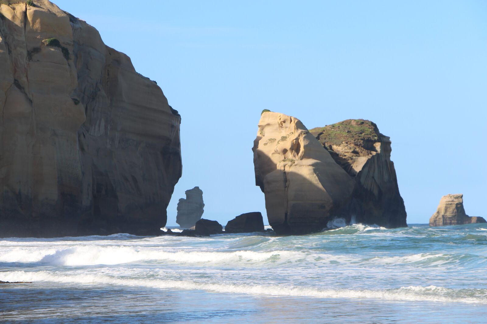 Canon EOS 650D (EOS Rebel T4i / EOS Kiss X6i) + Canon EF-S 18-135mm F3.5-5.6 IS STM sample photo. Beach, rocks, sea photography