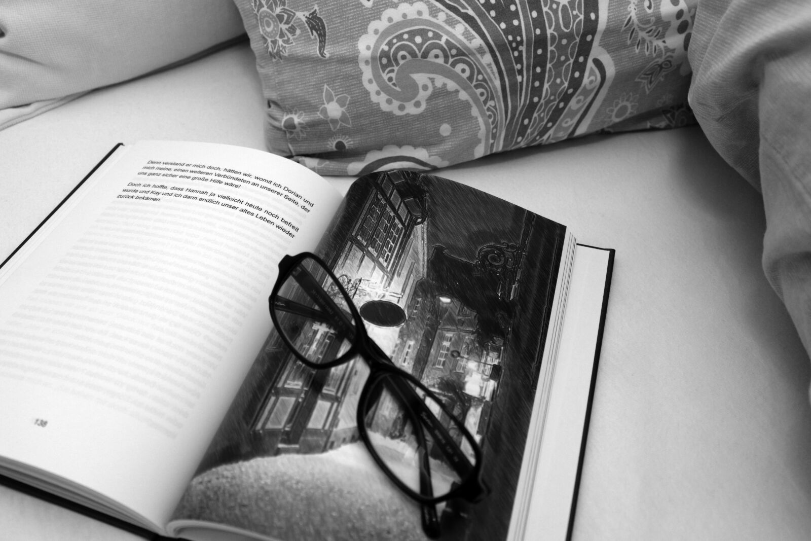 Canon EOS 700D (EOS Rebel T5i / EOS Kiss X7i) sample photo. Bedroom, bed, book photography