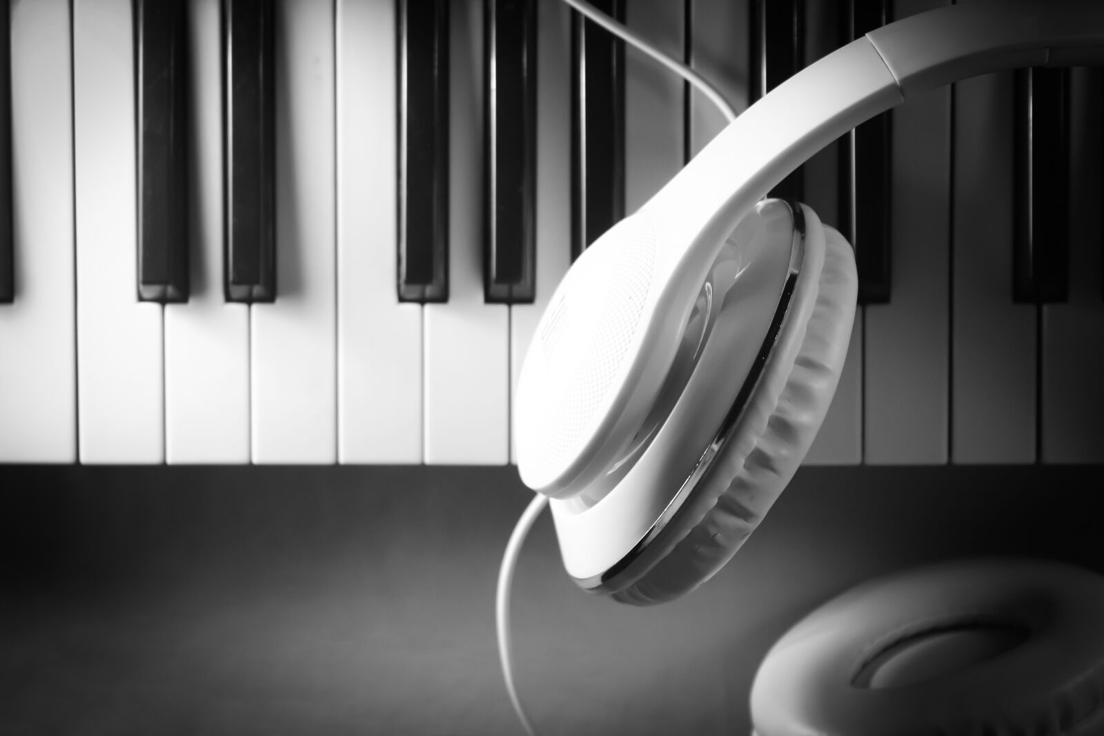 Canon EOS 1100D (EOS Rebel T3 / EOS Kiss X50) sample photo. Piano, keyboard, music photography
