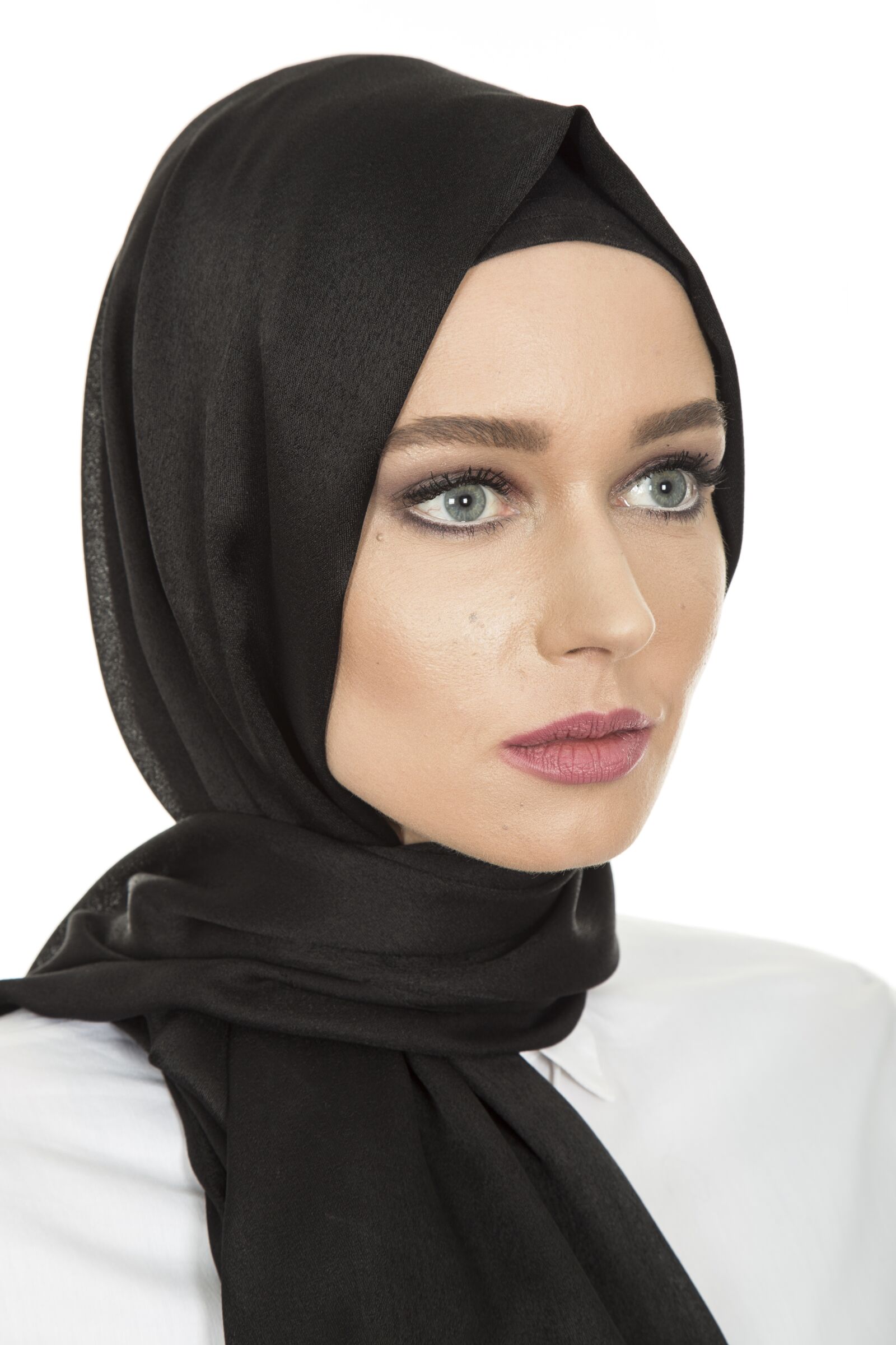 Canon EOS 6D + Canon EF 24-105mm F4L IS USM sample photo. Black, hijab, head cover photography