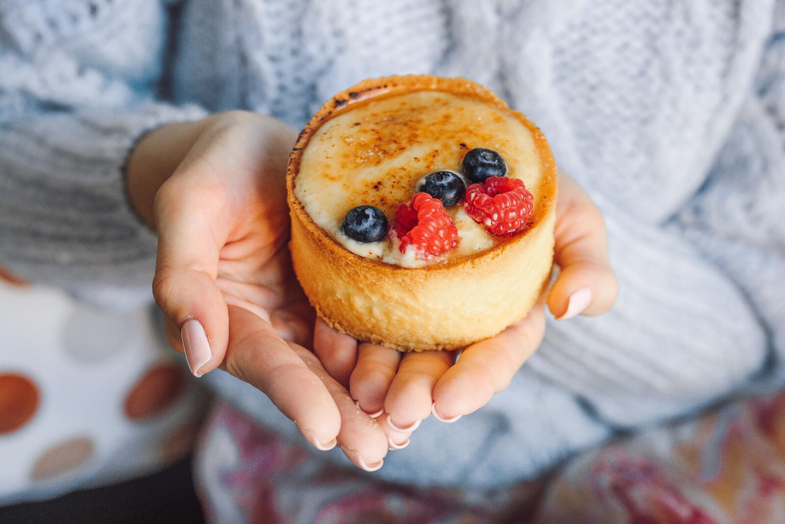 Sigma 35mm F1.4 DG HSM Art sample photo. Cake, eating, dessert photography