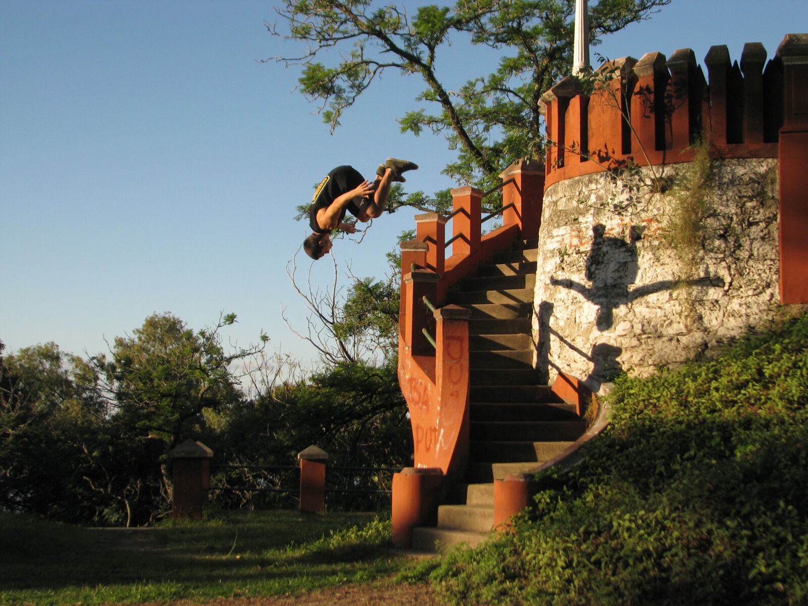 Canon POWERSHOT S5 IS sample photo. Parkour, jump, shadow photography
