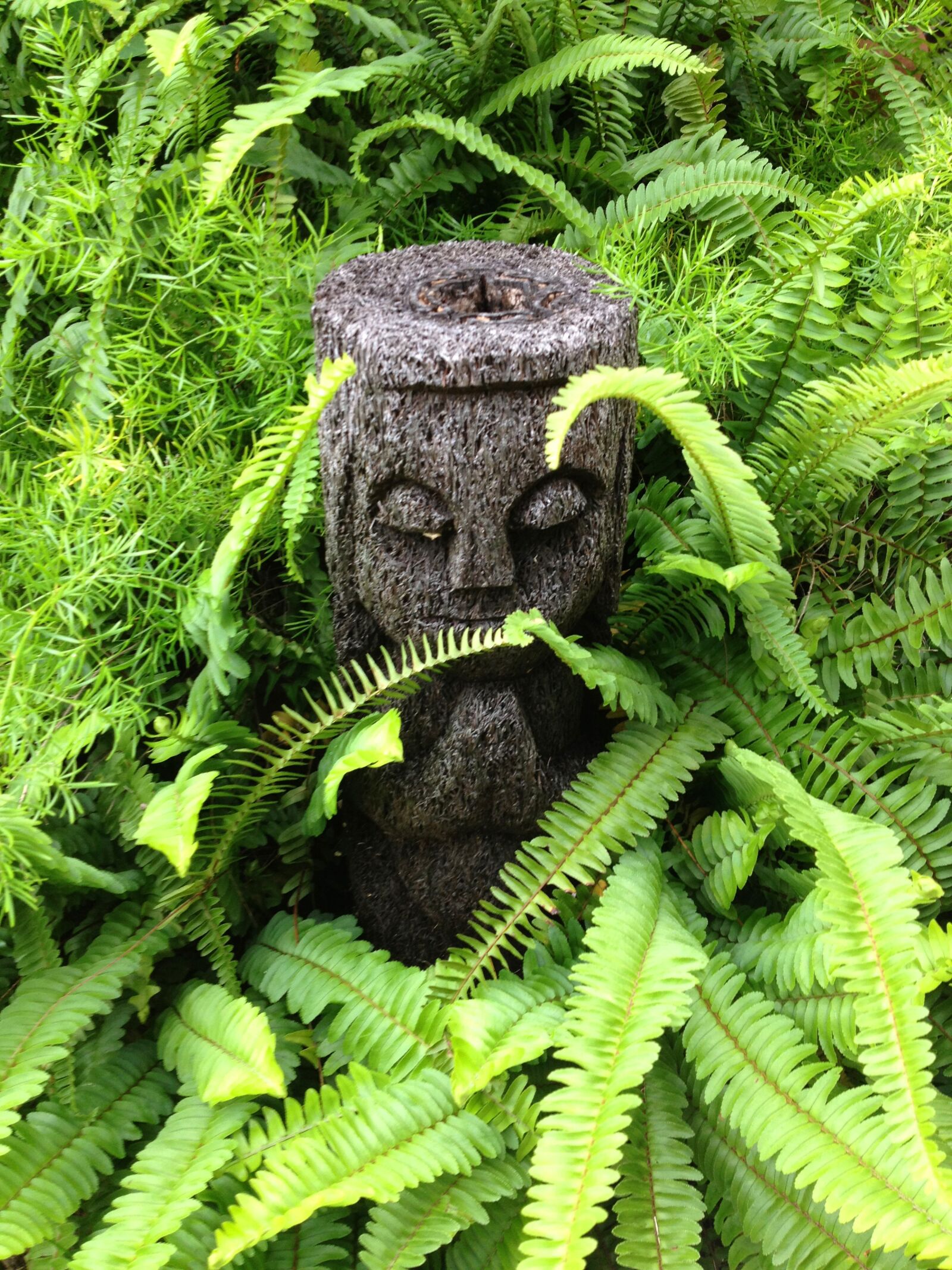 Apple iPhone 4S sample photo. Statue, totem, green photography