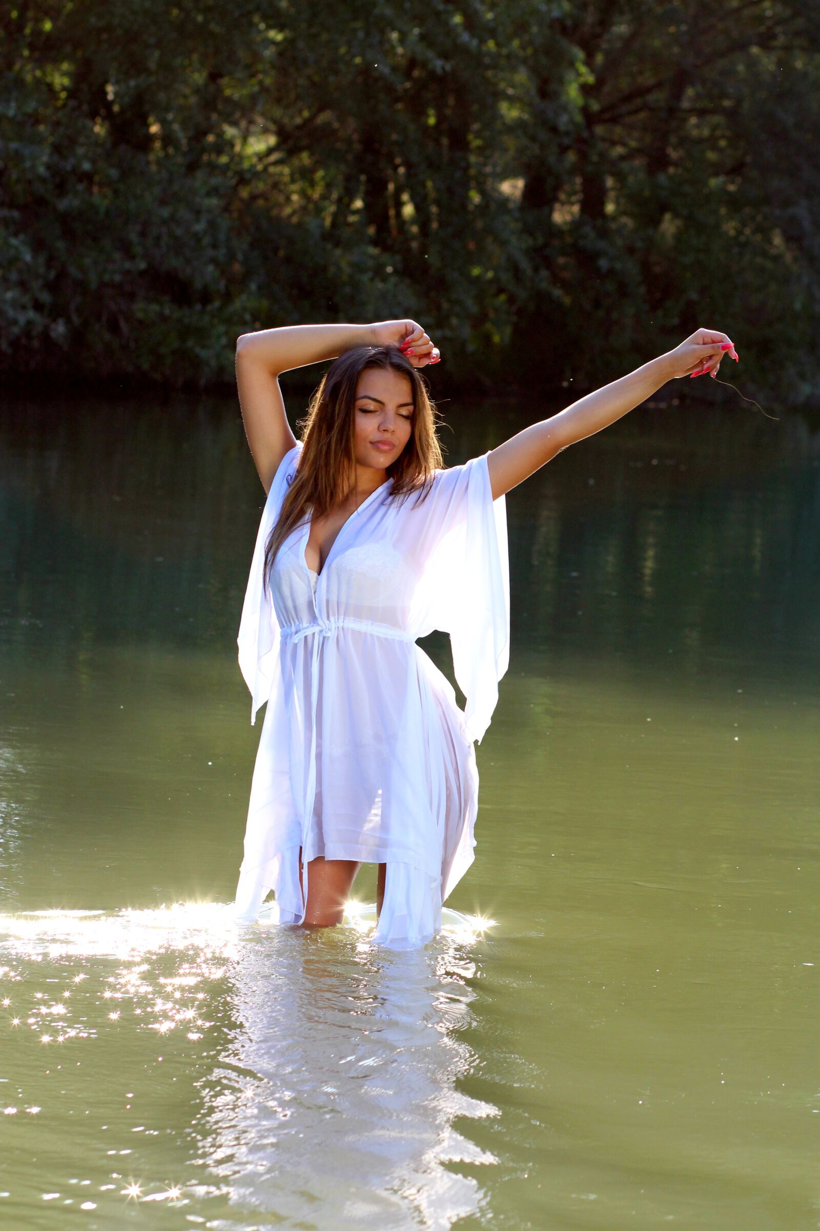 Canon EOS 700D (EOS Rebel T5i / EOS Kiss X7i) + Canon EF 85mm F1.8 USM sample photo. Girl, water, dress photography
