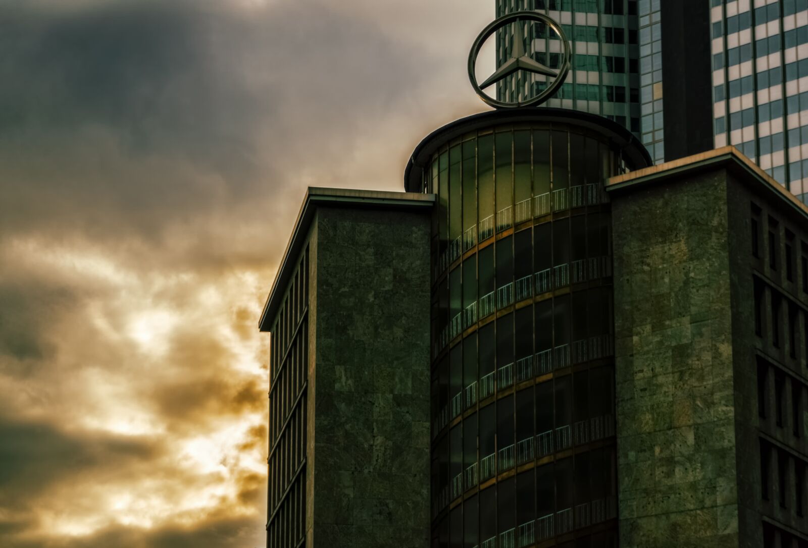 Sony a6000 sample photo. Frankfurt, daimler, logo photography
