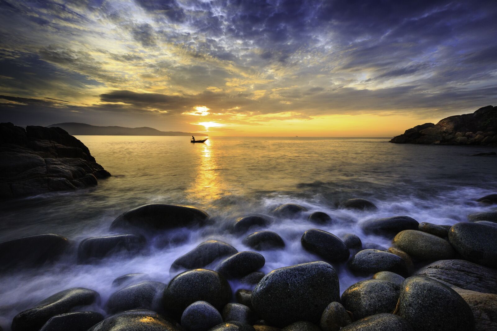 Canon EF 16-35mm F4L IS USM sample photo. Dawn, sunset, the beach photography