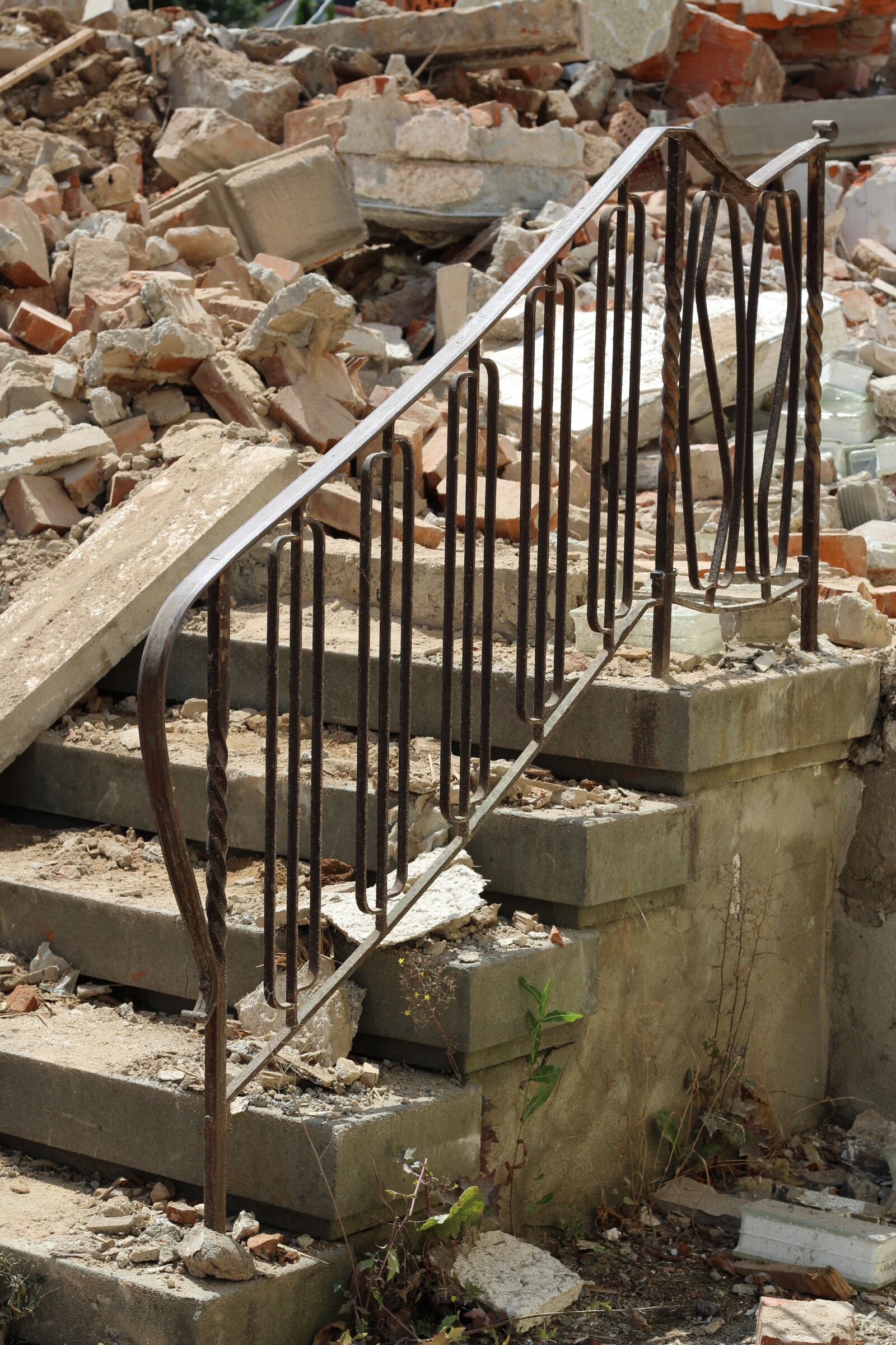 Canon EOS 1200D (EOS Rebel T5 / EOS Kiss X70 / EOS Hi) + Canon EF 50mm F1.8 STM sample photo. Demolition house, stairs, railing photography