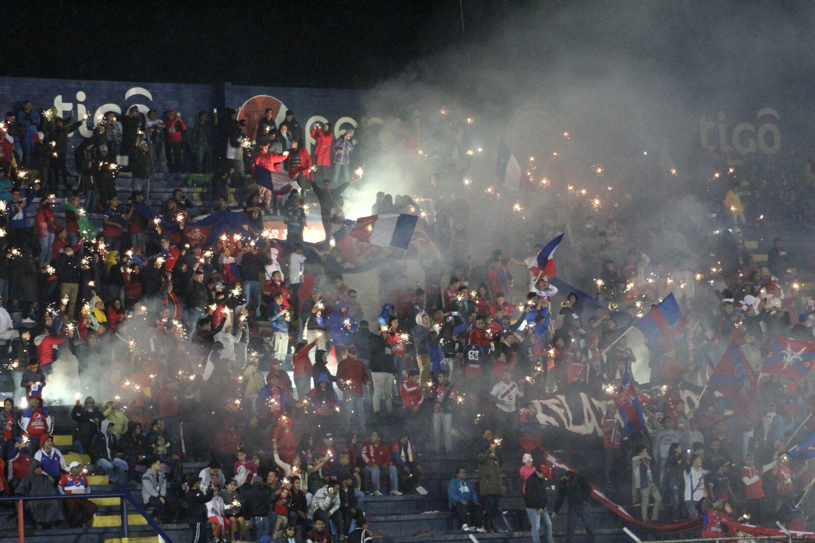 Canon EF75-300mm f/4-5.6 sample photo. Afici n, estadio, f photography