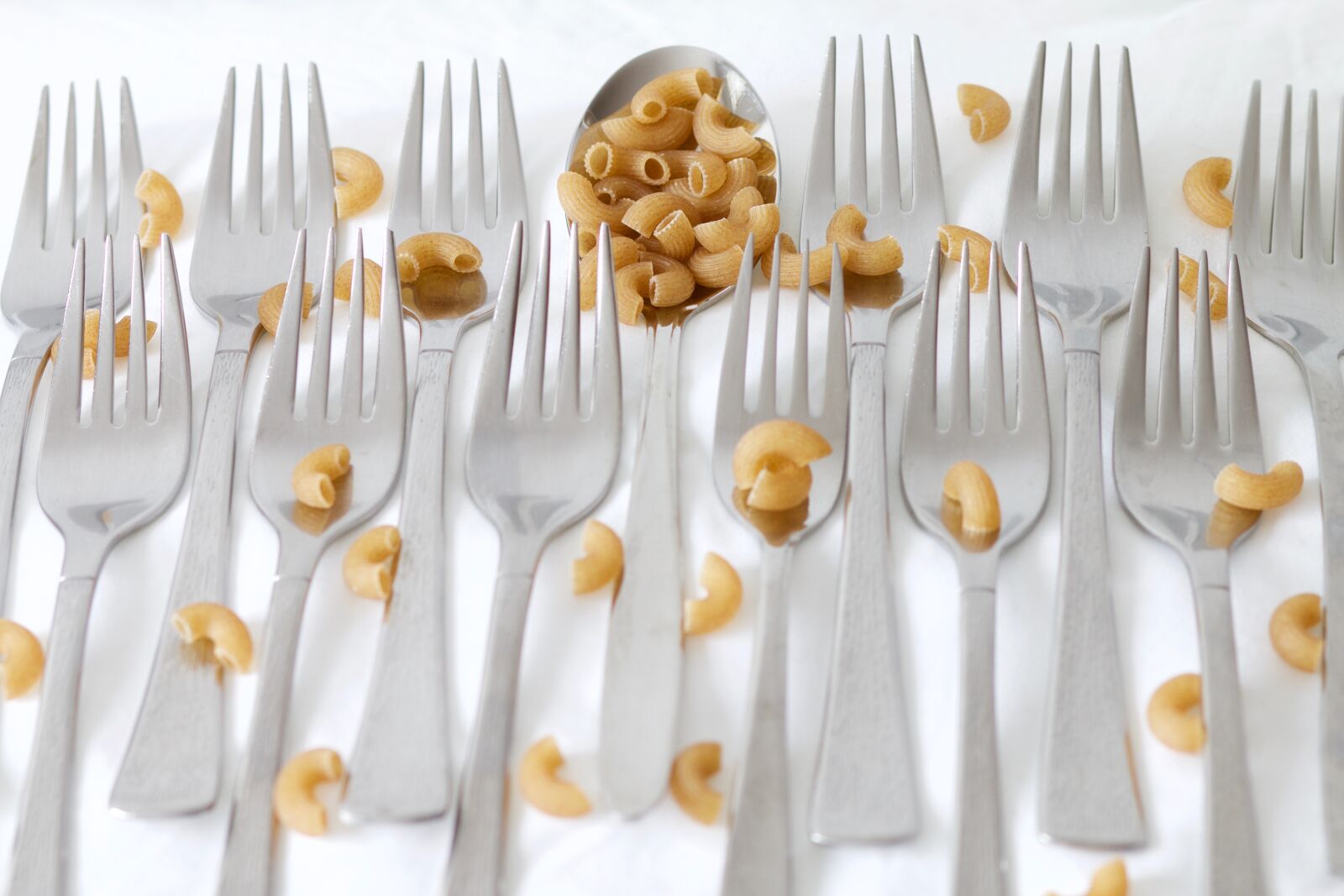 Canon EOS 70D + Canon EF 85mm F1.8 USM sample photo. Spoon, fork, hörnli photography