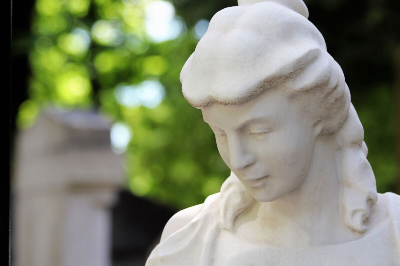 Canon EF 70-300mm F4-5.6 IS USM sample photo. Woman, white stone, sculpture photography