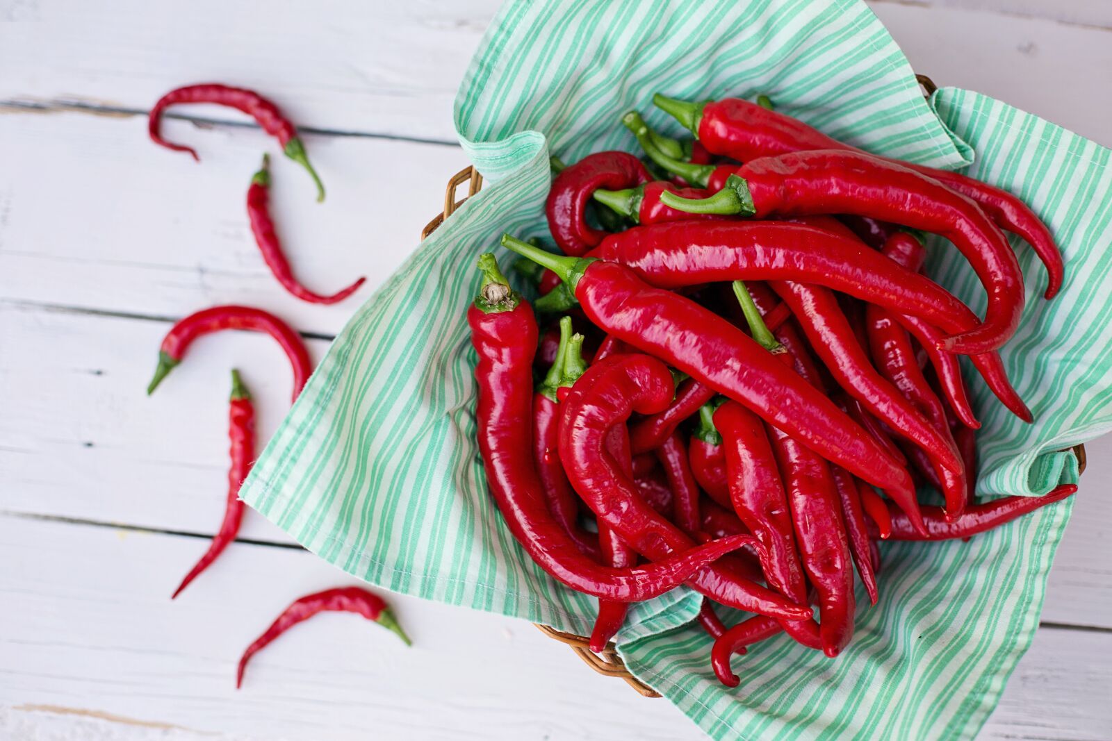 Canon EF 50mm F1.4 USM sample photo. Cayenne peppers, red peppers photography