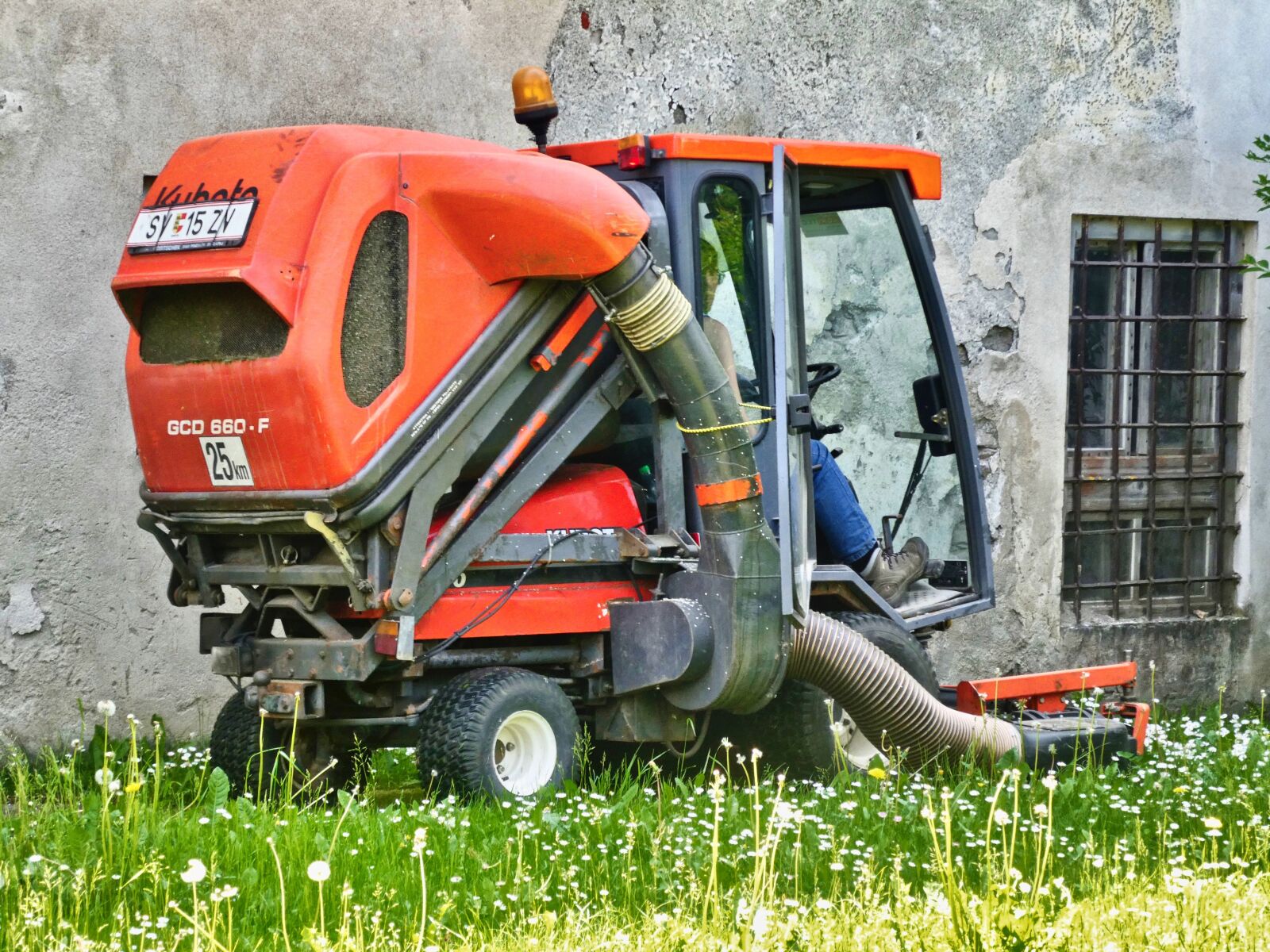 Panasonic Lumix DC-ZS70 (Lumix DC-TZ90) sample photo. Mower, grass, cutting photography