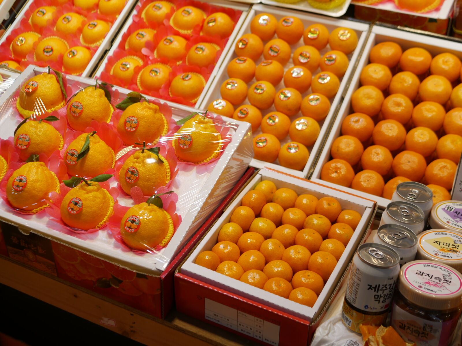 Panasonic Lumix DMC-G7 sample photo. Market, tangerine, gift photography