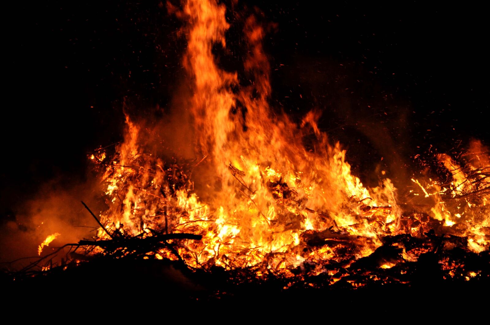 Nikon D5000 sample photo. Easter fire, flame, night photography