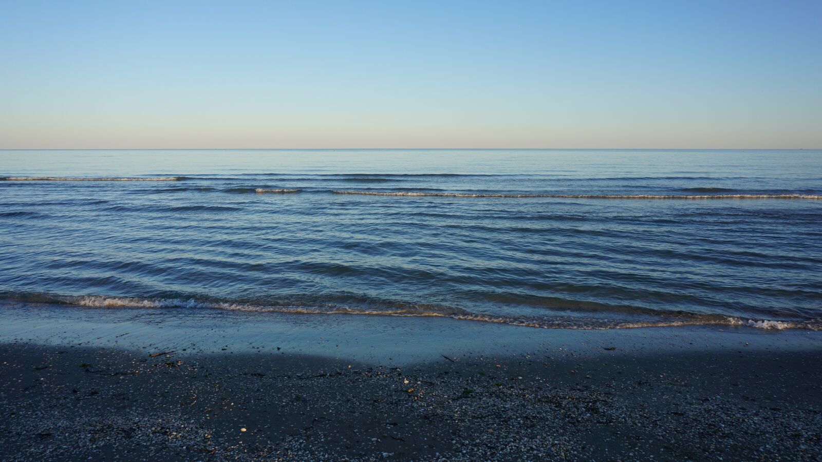 Sony E 16-50mm F3.5-5.6 PZ OSS sample photo. Beach, summer, sand photography
