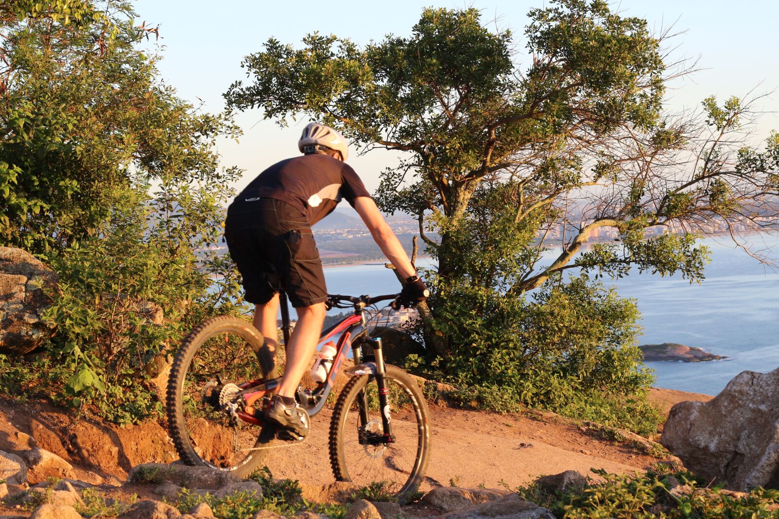 Canon EOS 700D (EOS Rebel T5i / EOS Kiss X7i) + Canon EF 50mm F1.8 II sample photo. Enduro, mtb, moutain bike photography