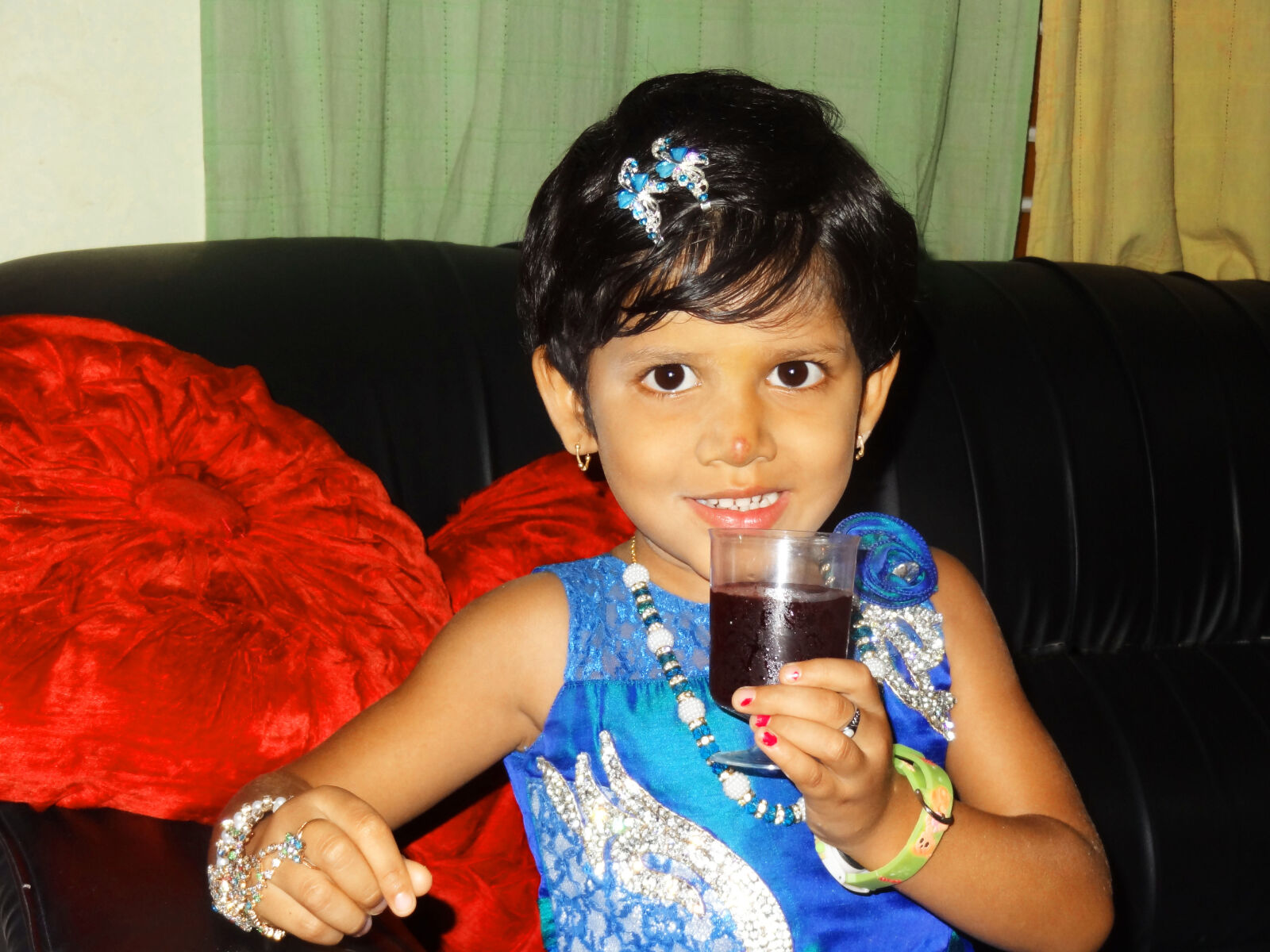 Sony Cyber-shot DSC-HX9V sample photo. Beautiful, girl, holding, juice photography