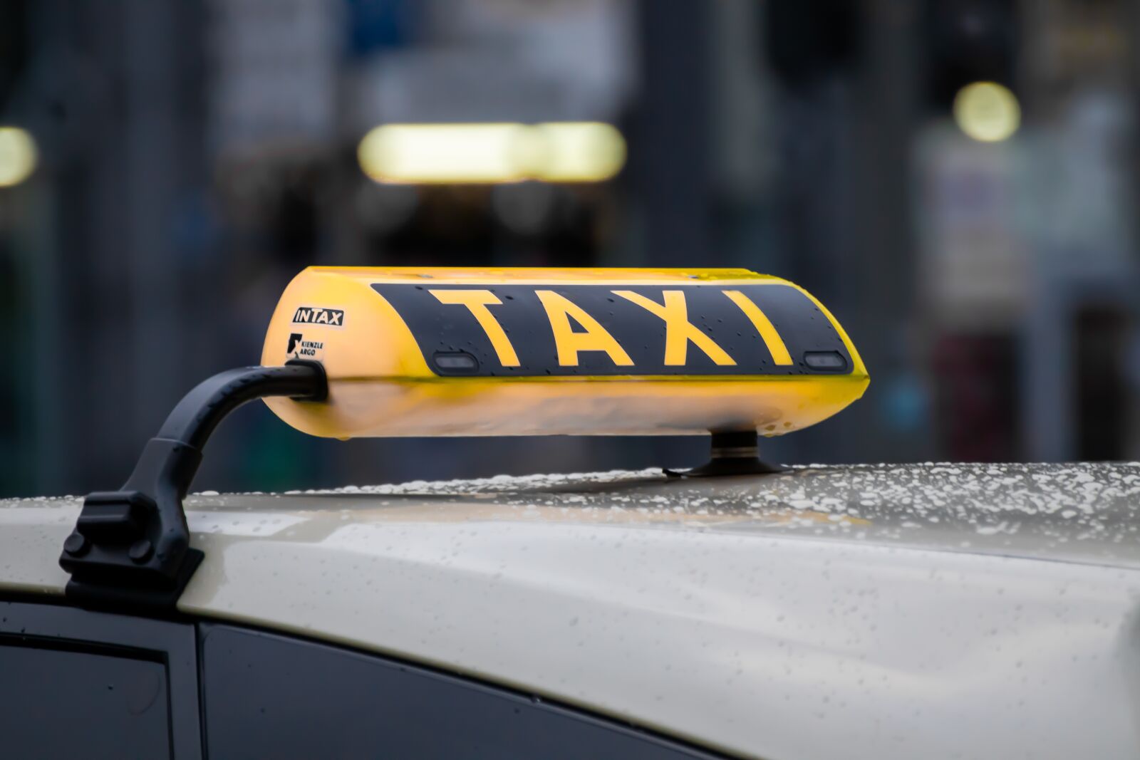 Canon EOS 200D (EOS Rebel SL2 / EOS Kiss X9) sample photo. Taxi, rain, raindrop photography