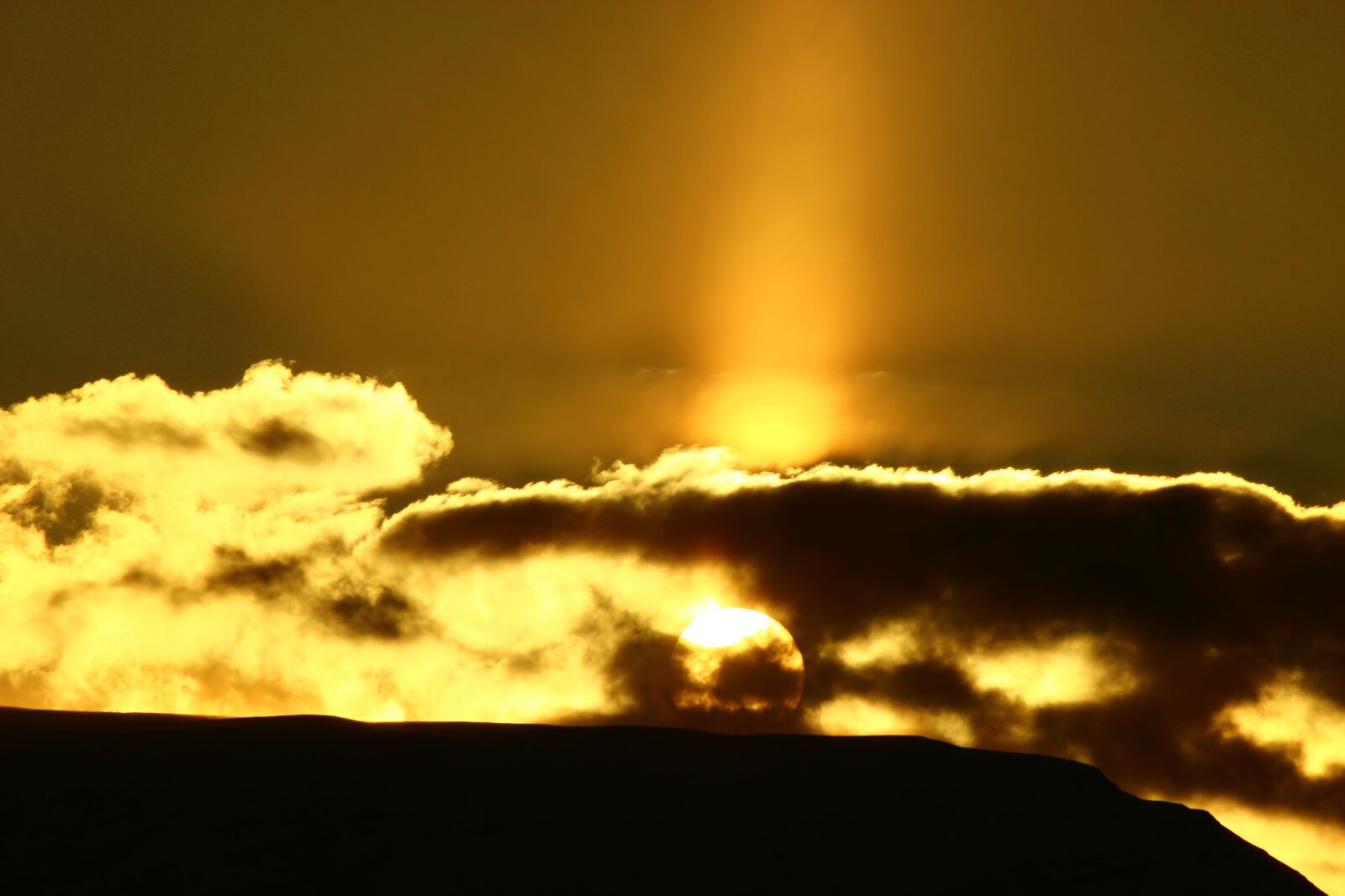 Canon EF-S 55-250mm F4-5.6 IS II sample photo. Sunset, behind the clouds photography