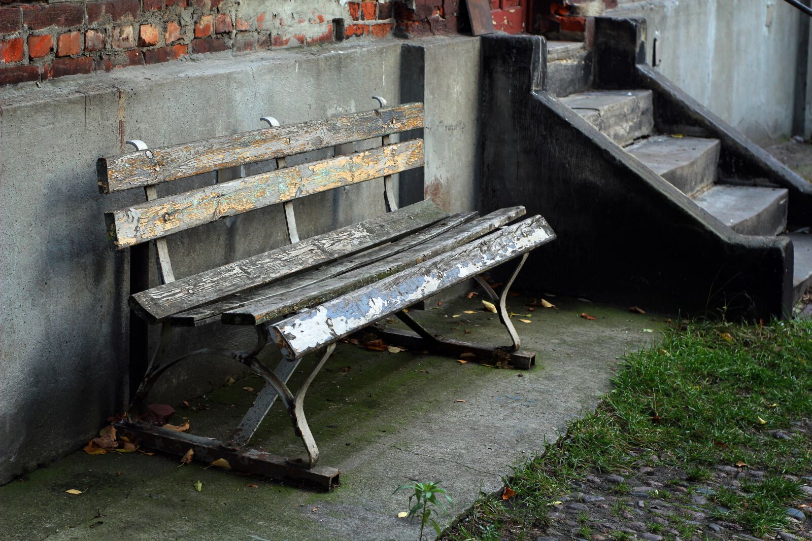 Canon EOS 1200D (EOS Rebel T5 / EOS Kiss X70 / EOS Hi) sample photo. Bench, city, empty photography