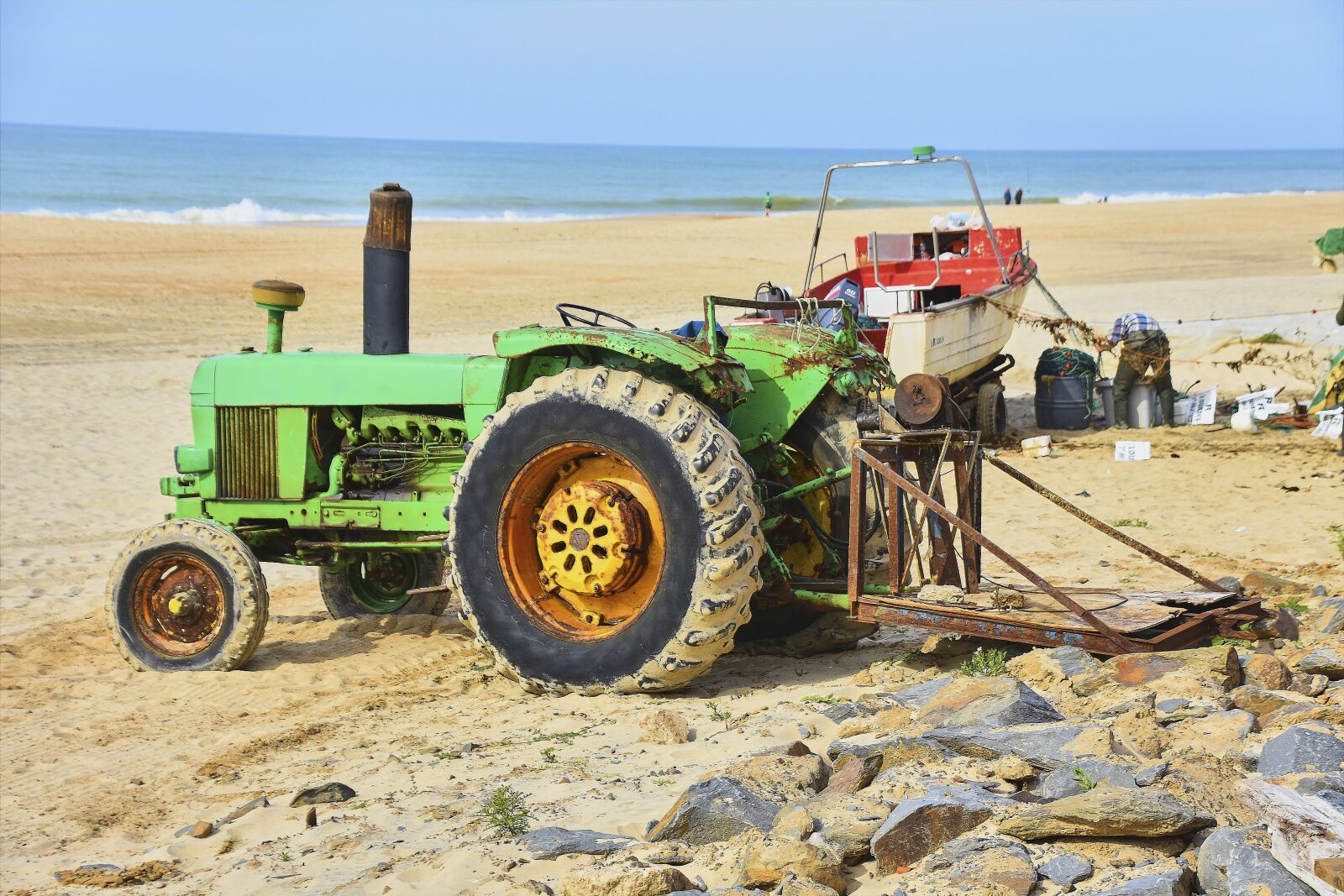 Nikon D7200 sample photo. Old tractor, sea, towing photography
