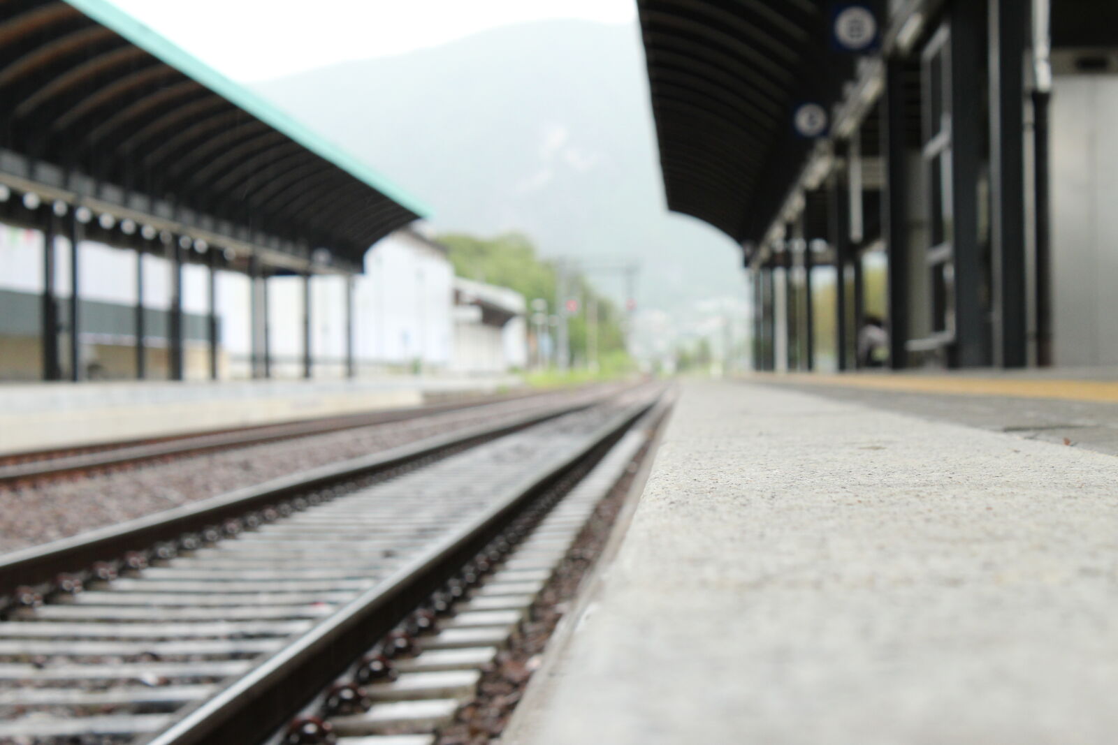 Canon EOS 1300D (EOS Rebel T6 / EOS Kiss X80) sample photo. Blurry, focus, railroad, railway photography