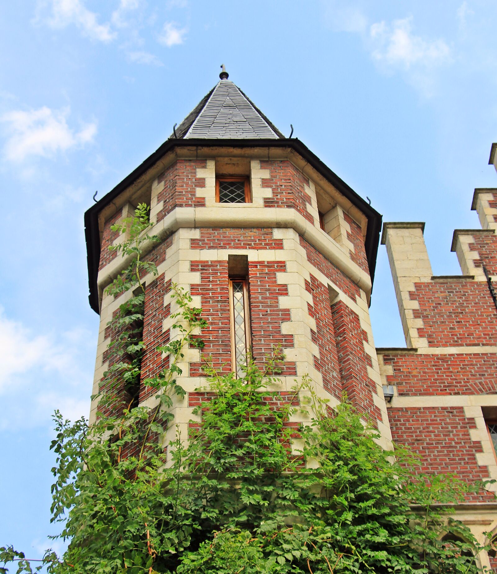 Canon EOS 550D (EOS Rebel T2i / EOS Kiss X4) sample photo. Building, tower, sky photography