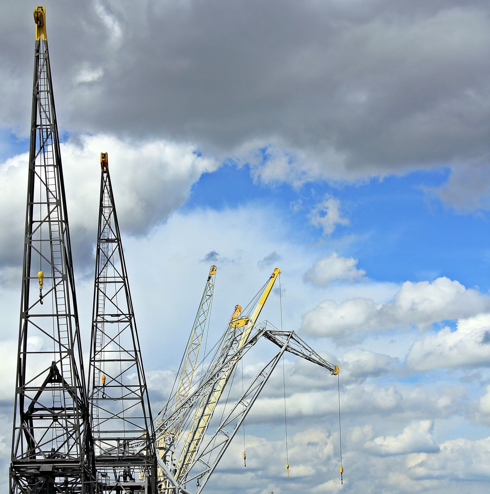 Canon EOS 550D (EOS Rebel T2i / EOS Kiss X4) sample photo. Harbour cranes, sky, clouds photography