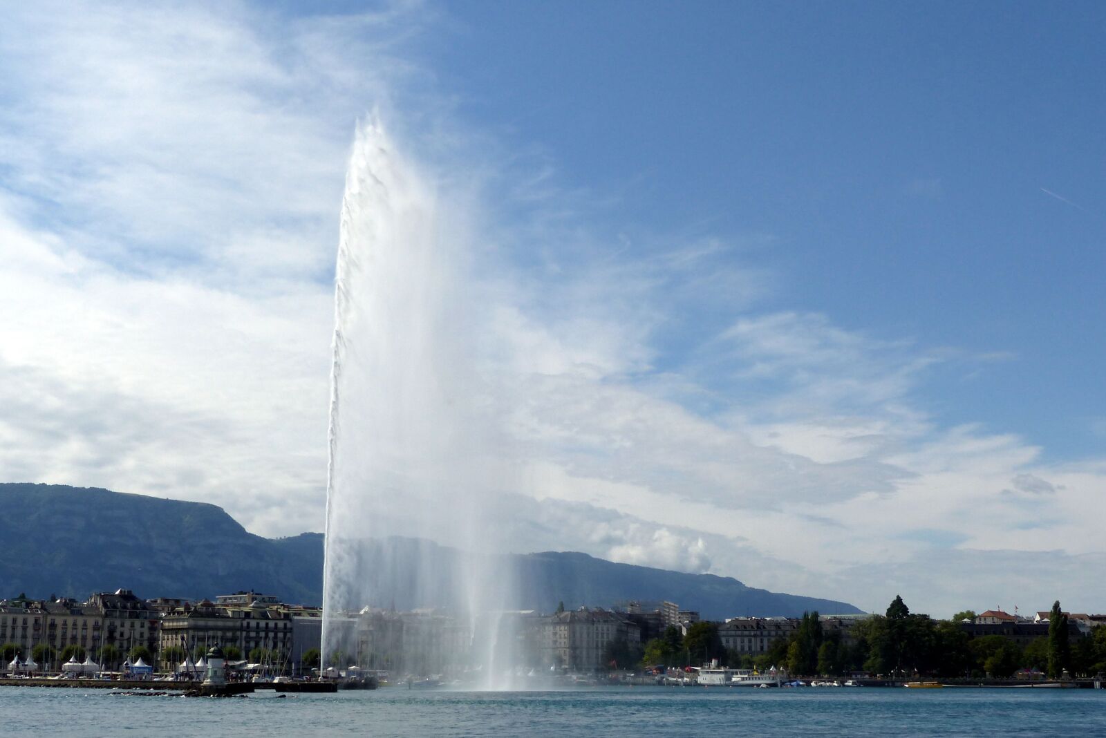 Panasonic Lumix DMC-FZ200 sample photo. Geneva, water jet, lake photography