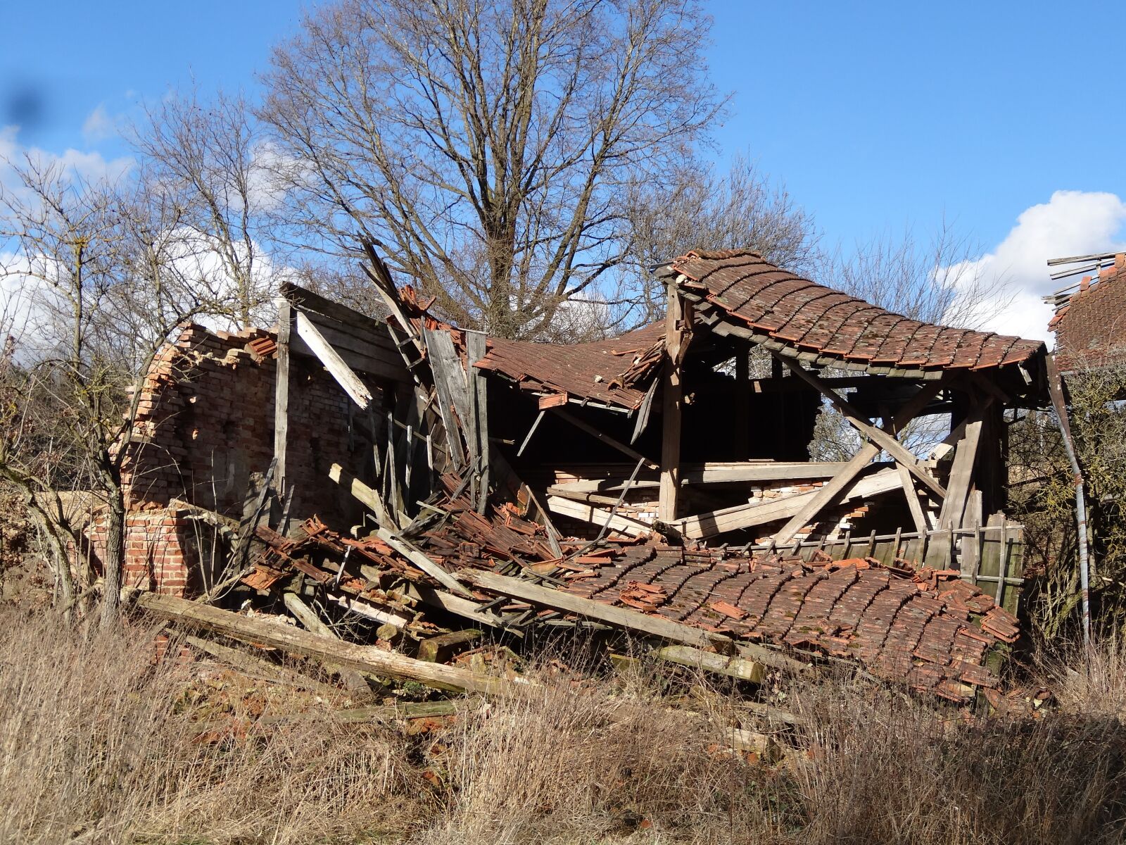 Sony Cyber-shot DSC-HX20V sample photo. Ruin, collapsed, dump photography
