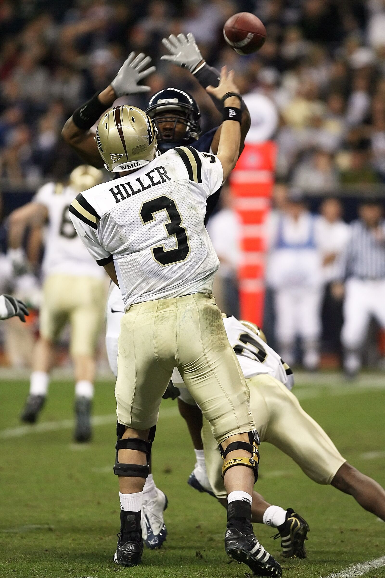 Canon EOS-1D Mark II N sample photo. Football, american football, quarterback photography