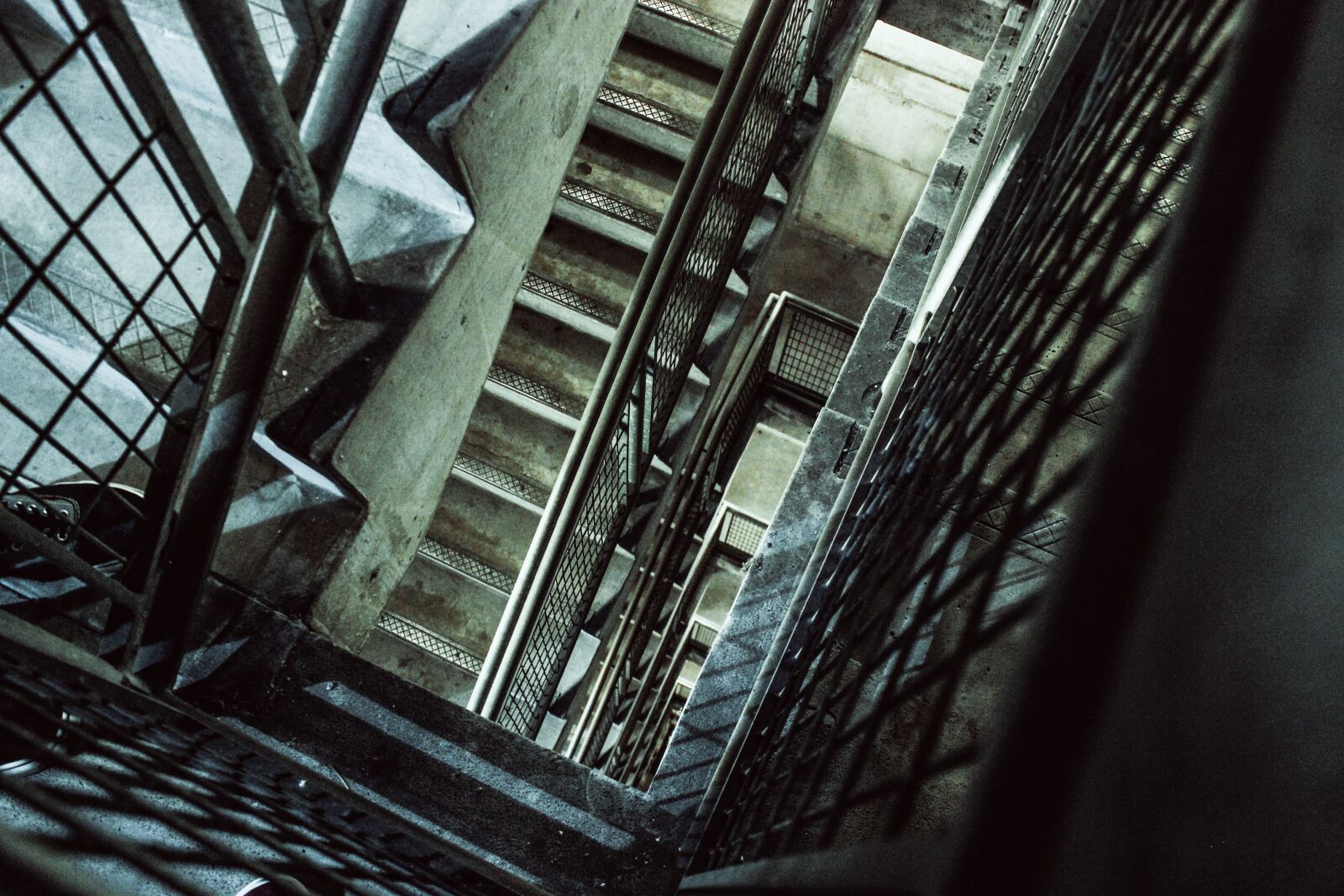 Canon EOS 600D (Rebel EOS T3i / EOS Kiss X5) sample photo. Downstairs, staircase, stairs photography