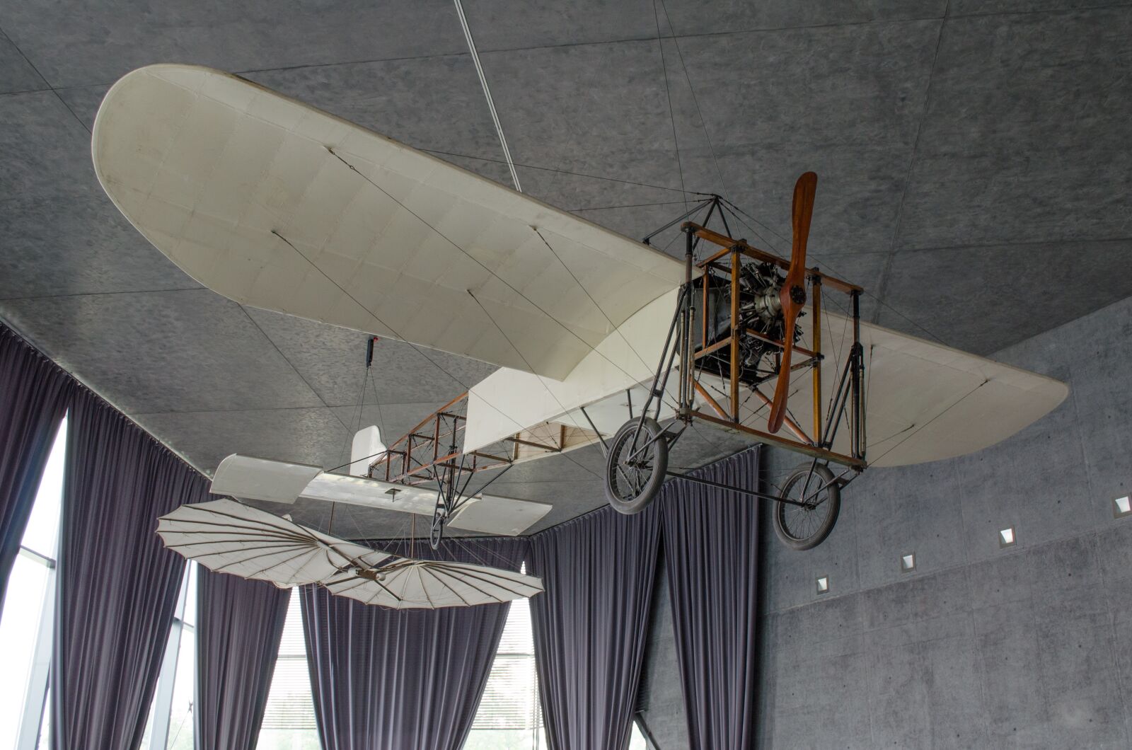 Nikon D5100 sample photo. Museum, plane, grey photography
