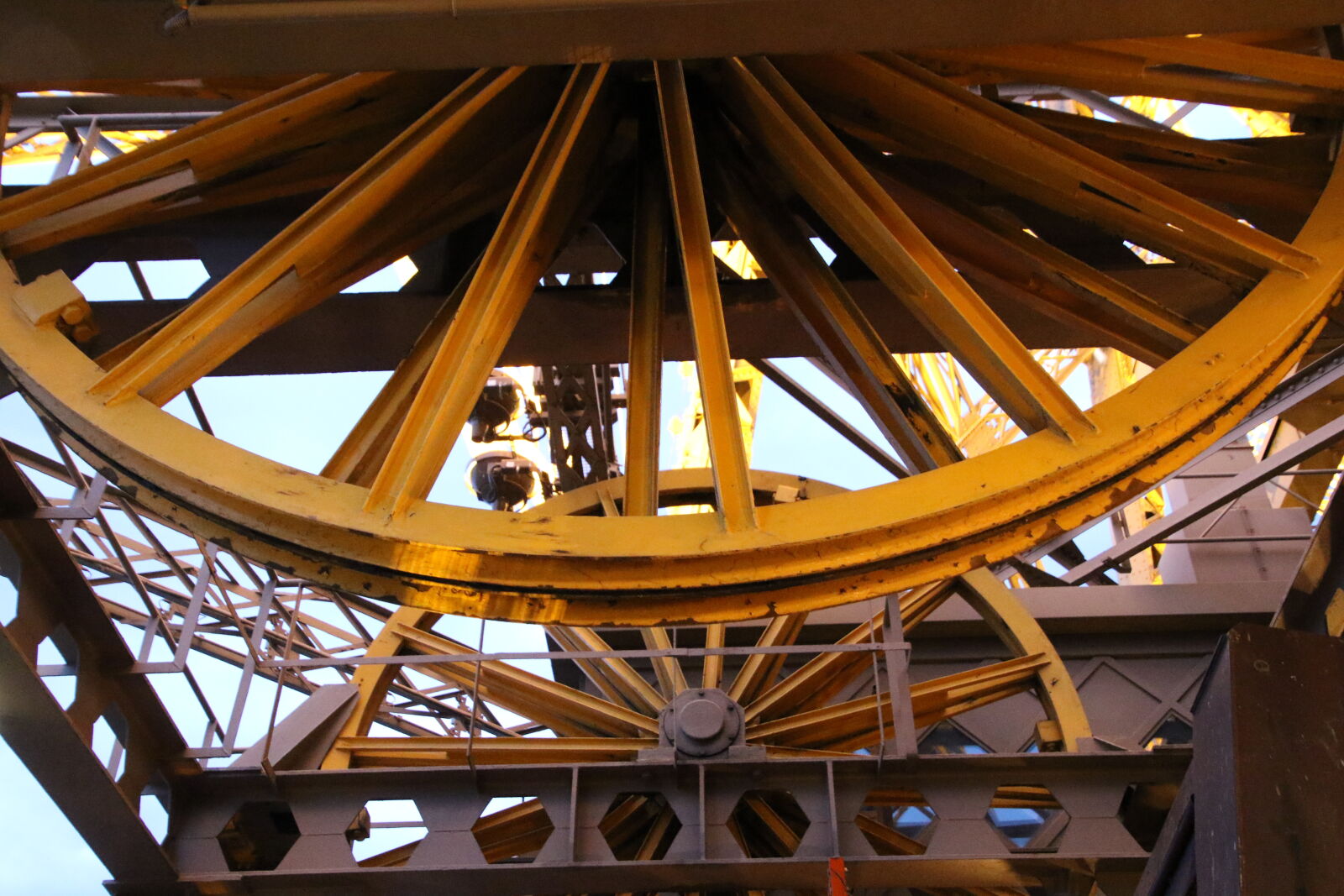Canon EOS 7D Mark II sample photo. Cables, circle, construction, eiffel photography