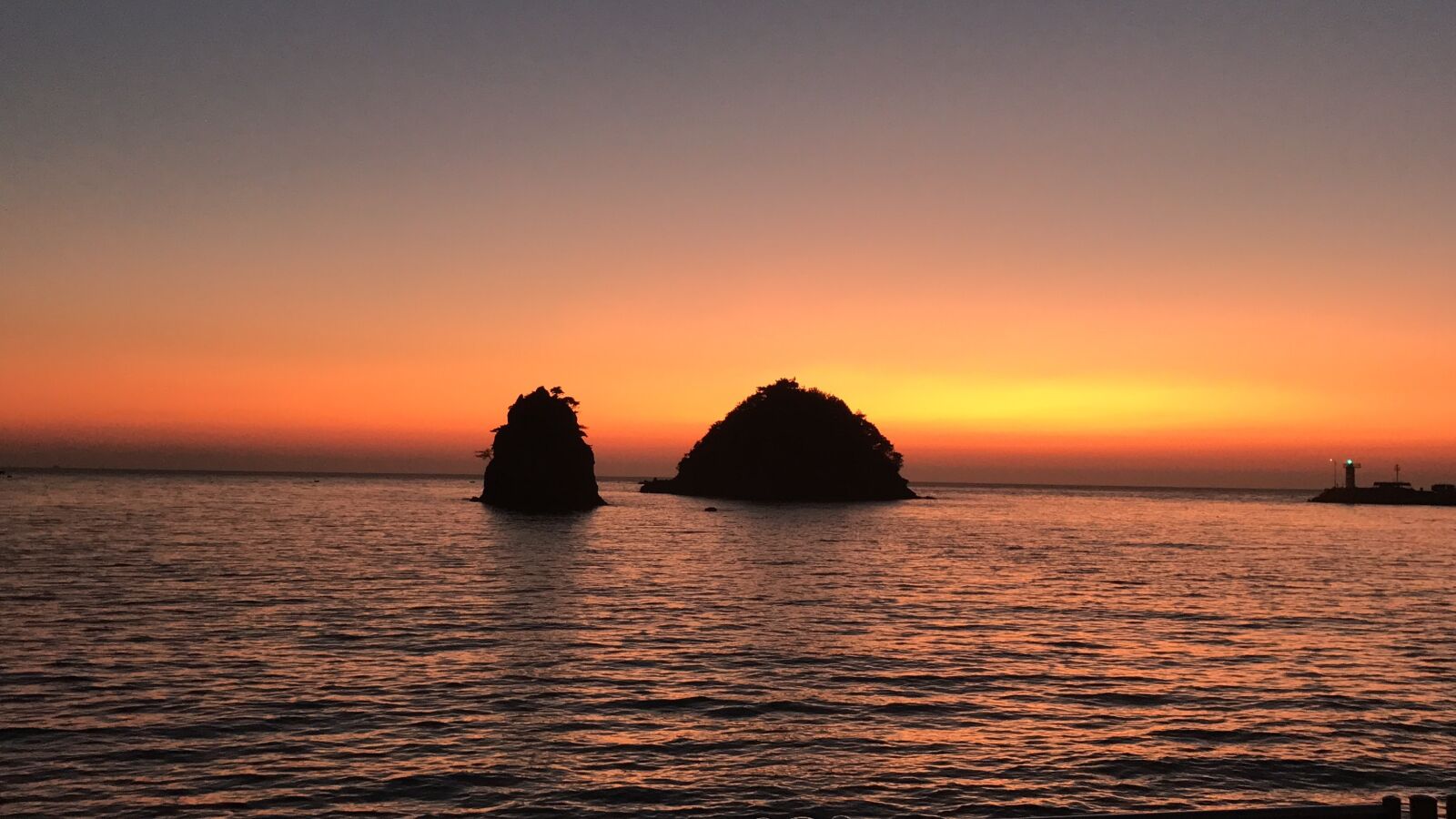 iPhone 7 Plus back dual camera 3.99mm f/1.8 sample photo. Sunset, sea, glow photography