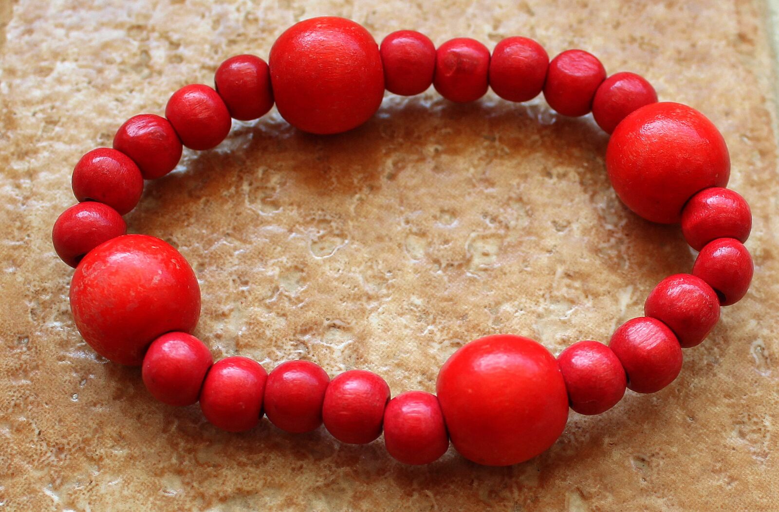 Canon EOS 1200D (EOS Rebel T5 / EOS Kiss X70 / EOS Hi) sample photo. Beads, wooden, red photography