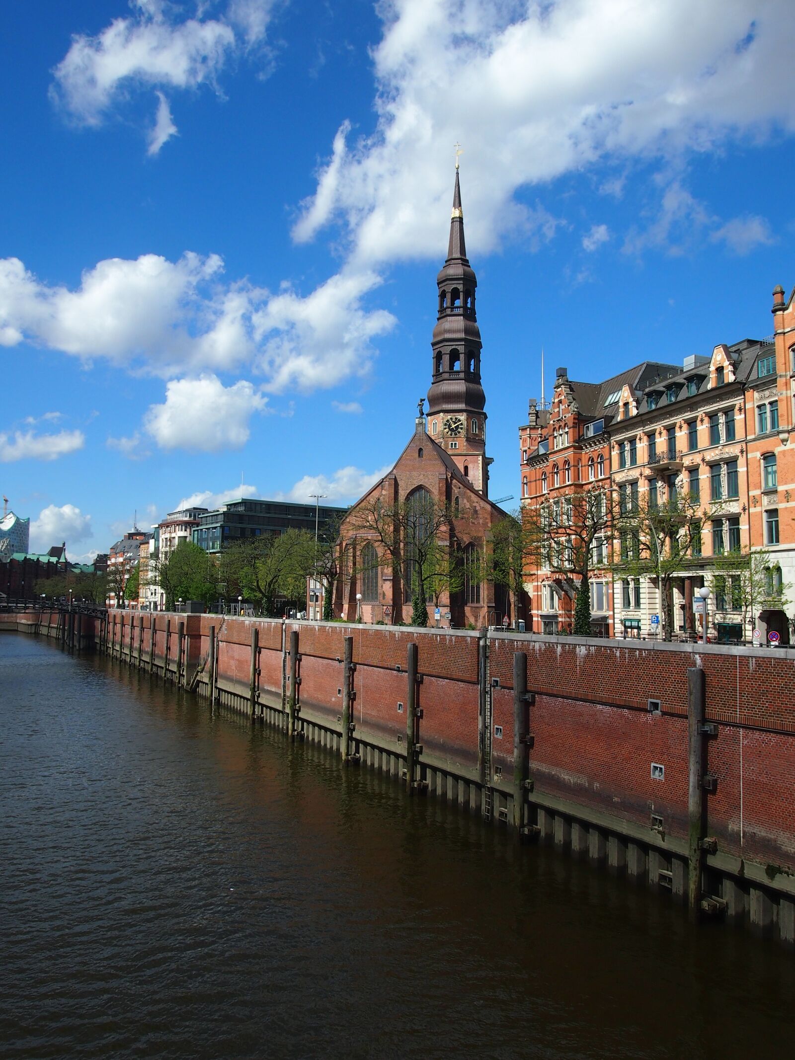 Olympus PEN E-P3 sample photo. Hamburg, church, bank photography