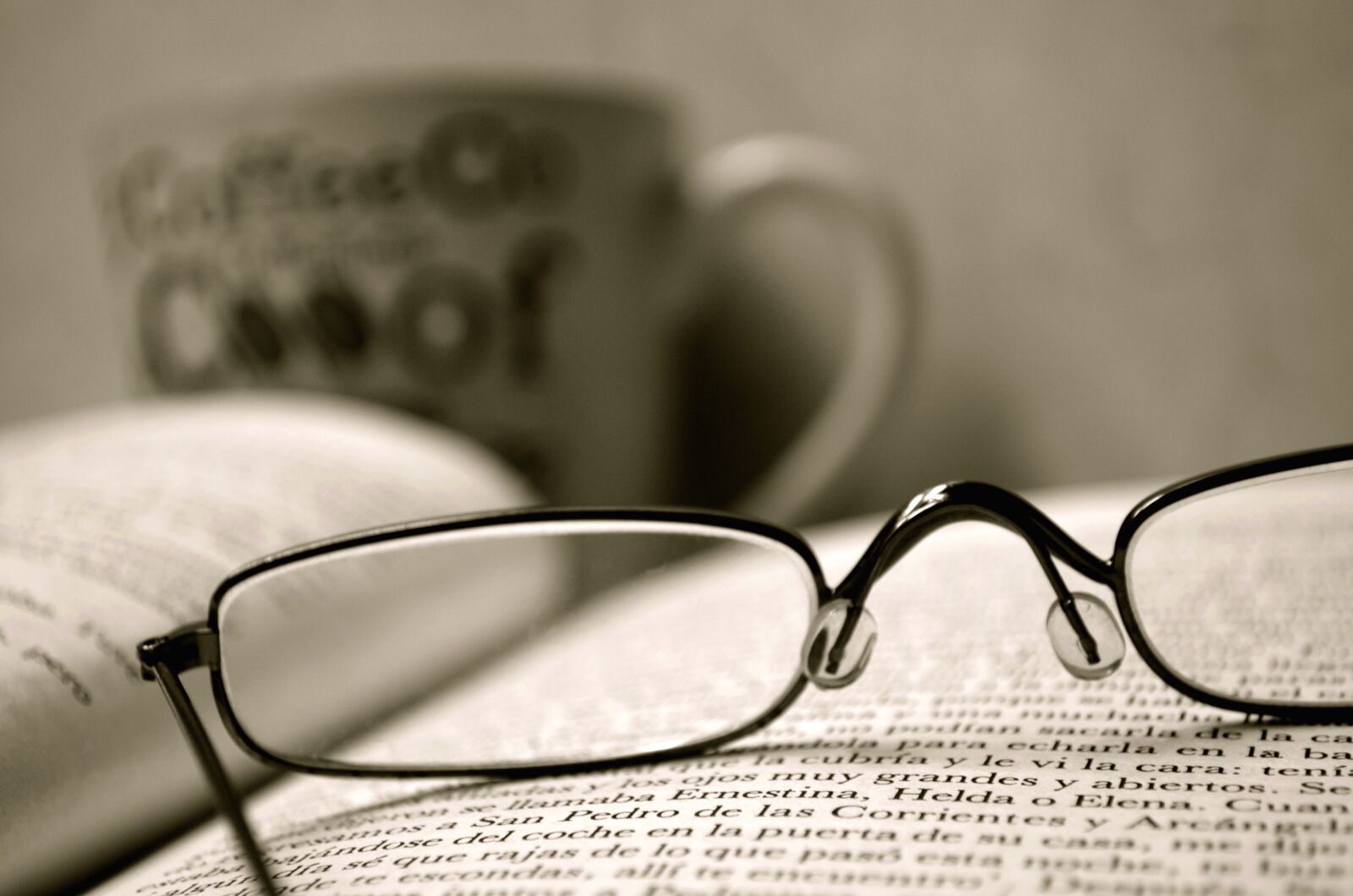 Nikon D5100 sample photo. Cafe, eyeglasses, libro photography