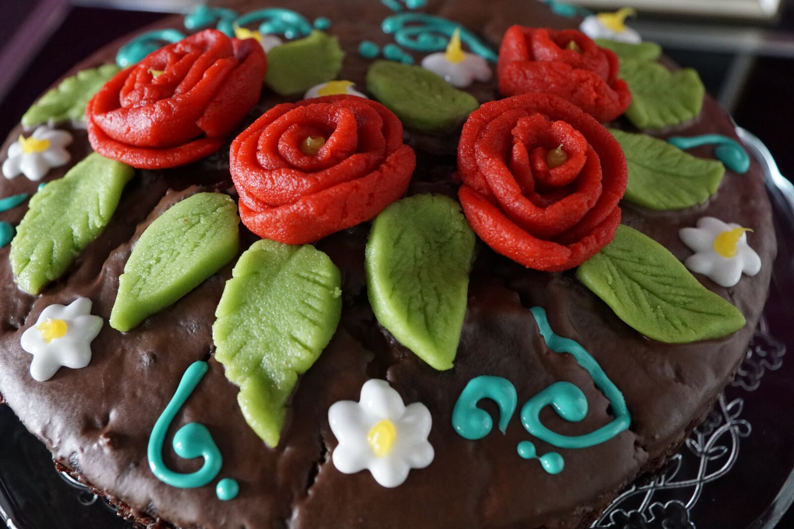 Sony ILCA-77M2 + Sony DT 16-50mm F2.8 SSM sample photo. Cake, delicious, roses photography