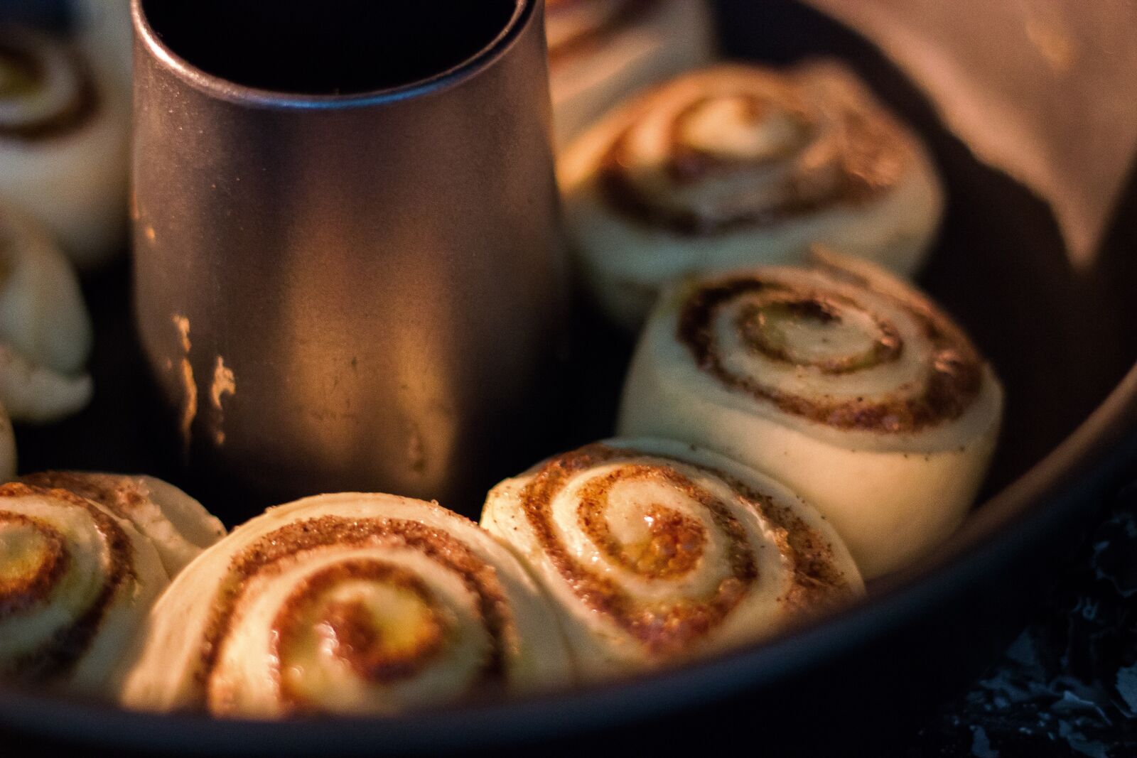 Canon EOS 600D (Rebel EOS T3i / EOS Kiss X5) + Canon EF 50mm F1.8 II sample photo. Cinnamon rolls, bake, bread photography