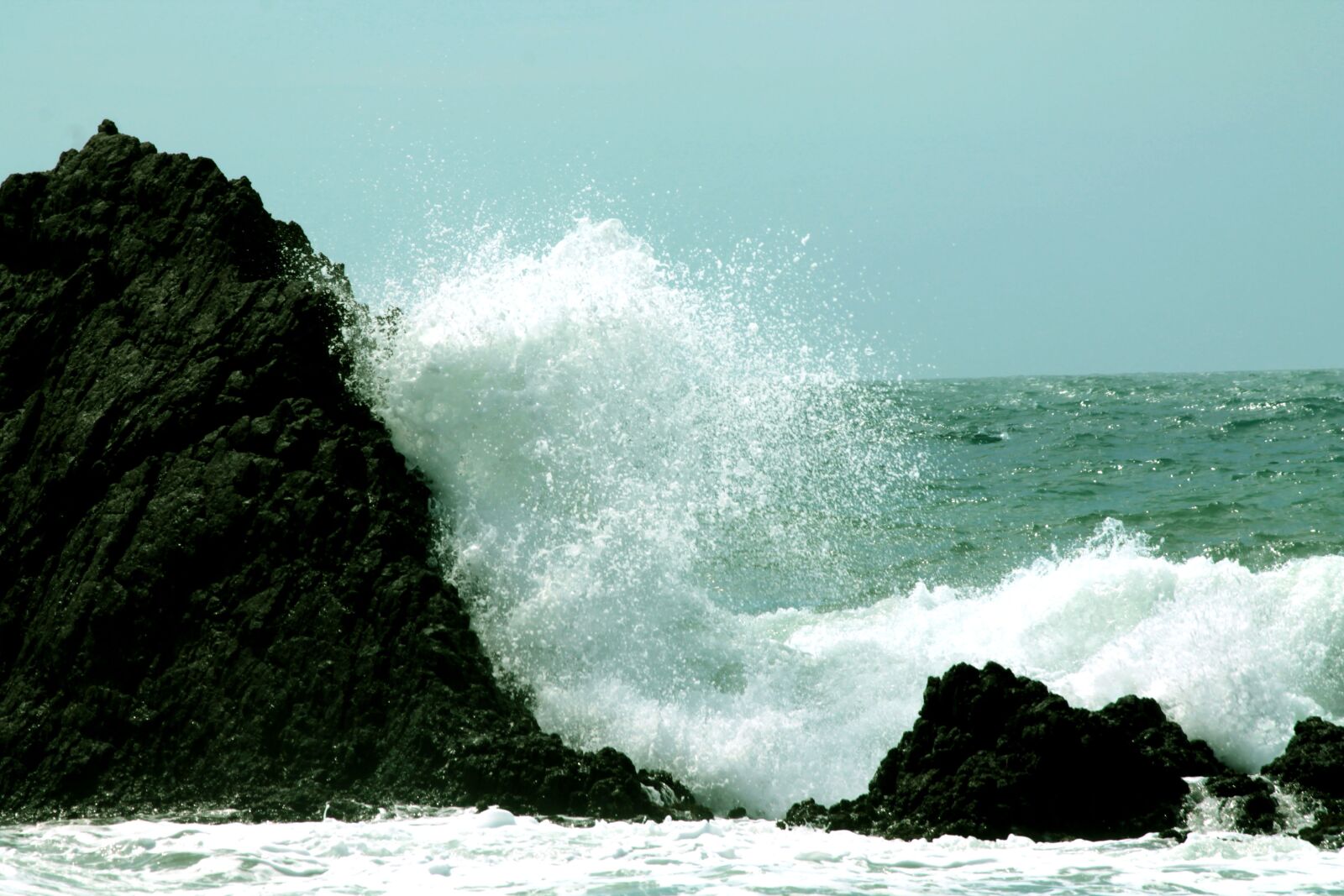 Canon EF-S 55-250mm F4-5.6 IS II sample photo. Wave, sea, nature photography