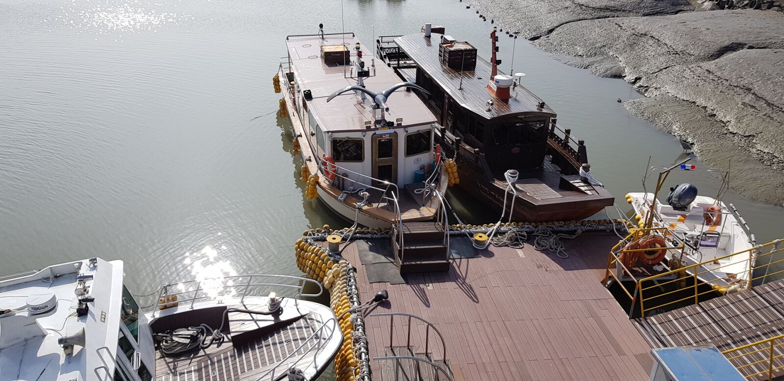 Samsung Galaxy S8 sample photo. Boats, dock, river photography