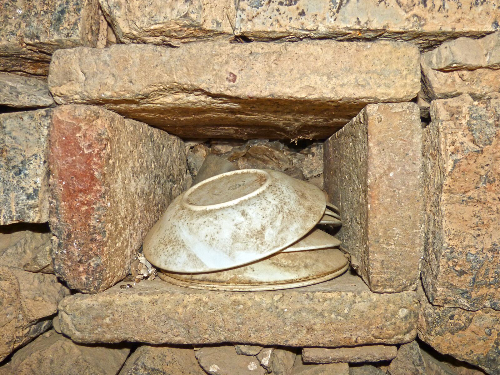 Panasonic DMC-FZ62 sample photo. Niche, dishes, rural construction photography