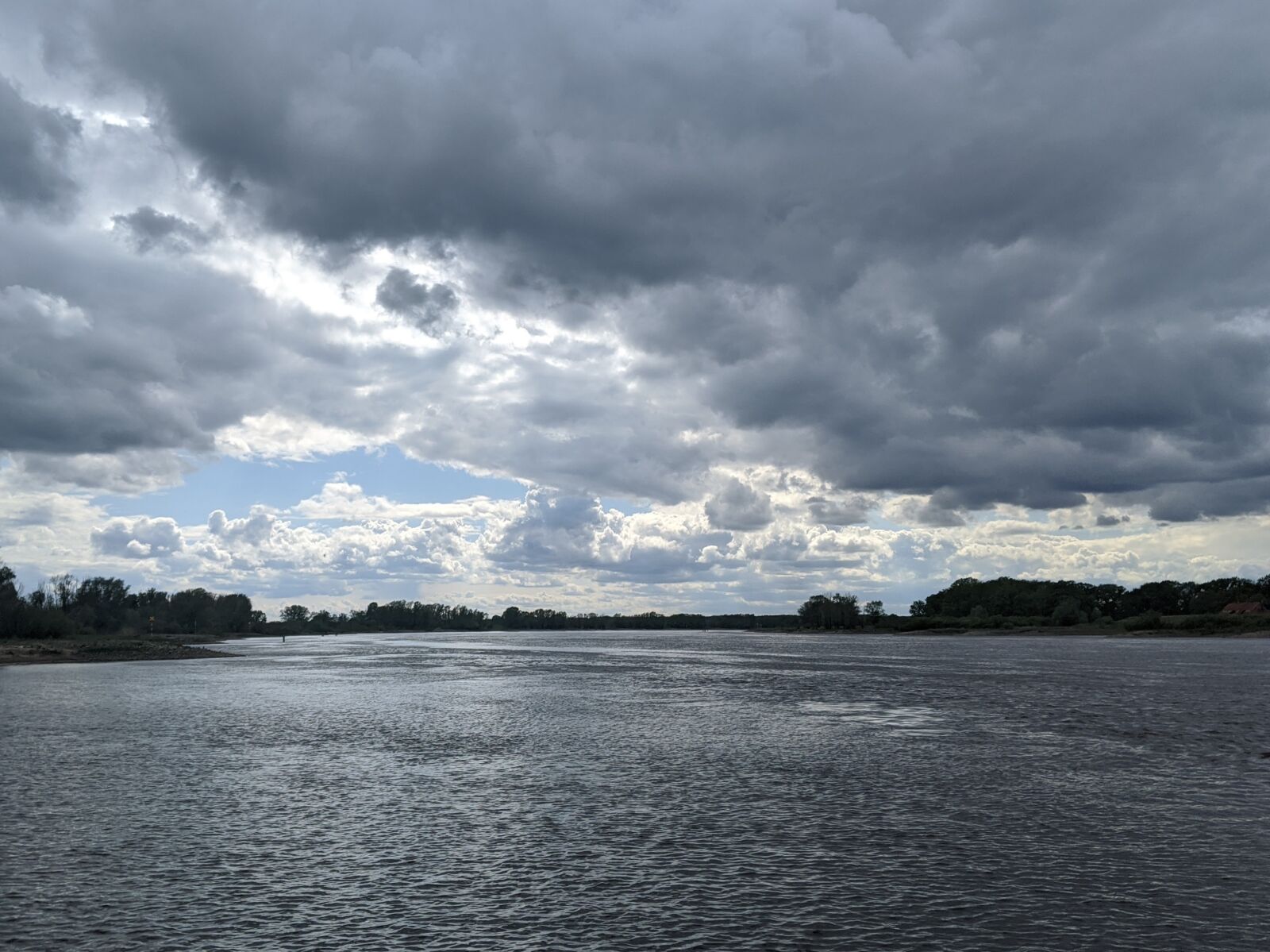 Google Pixel 3 XL sample photo. Elbe, clouds, water photography