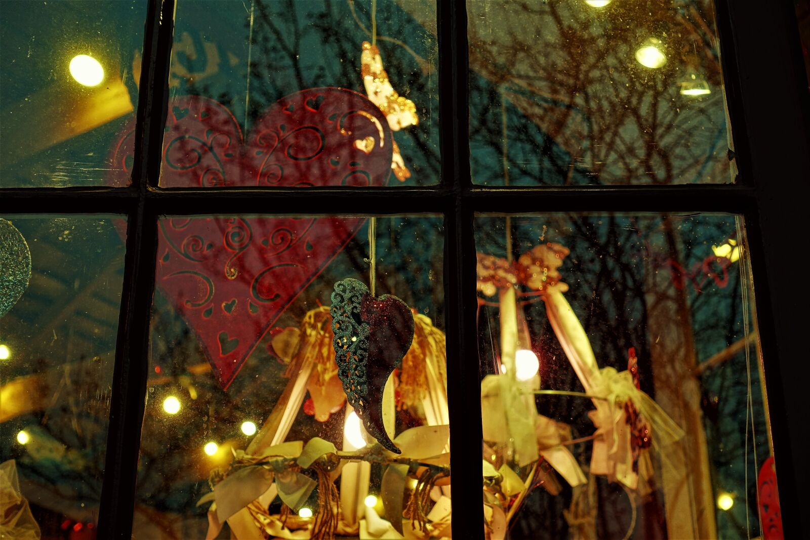 Sony Cyber-shot DSC-RX100 III sample photo. Window display, valentines day photography