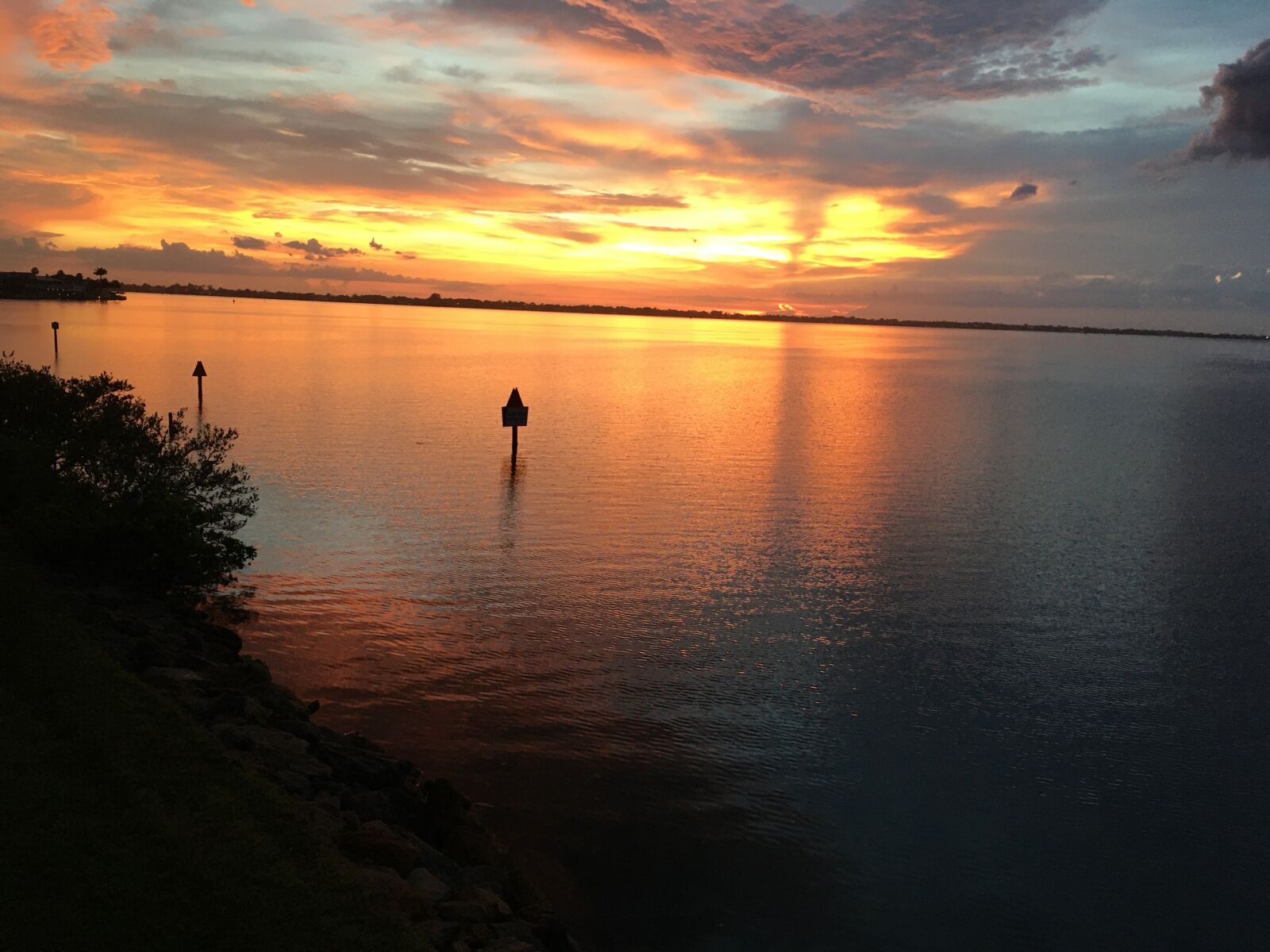 Apple iPhone SE sample photo. Sunset, river, lake photography