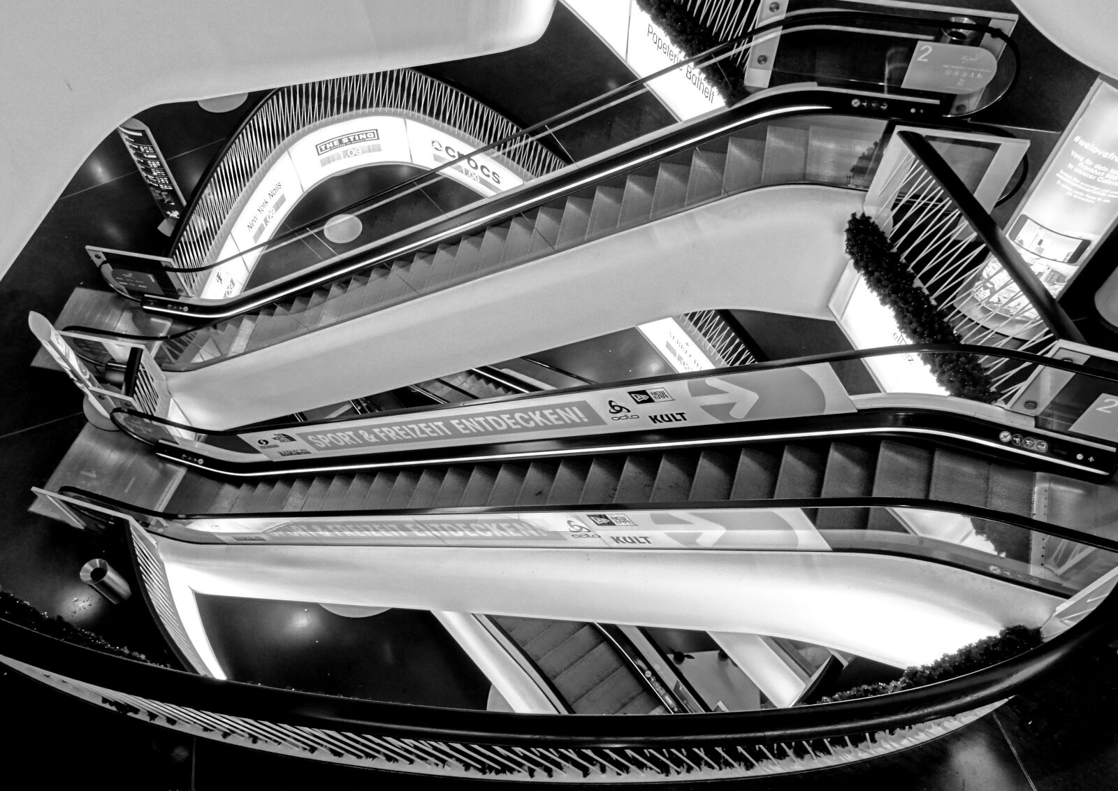 Sony Cyber-shot DSC-HX50V sample photo. Frankfurt, myzeil, stairs photography